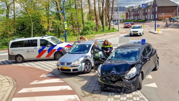 Botsing Tijdens Rijles In Alblasserdam; Baby Nagekeken Door ...