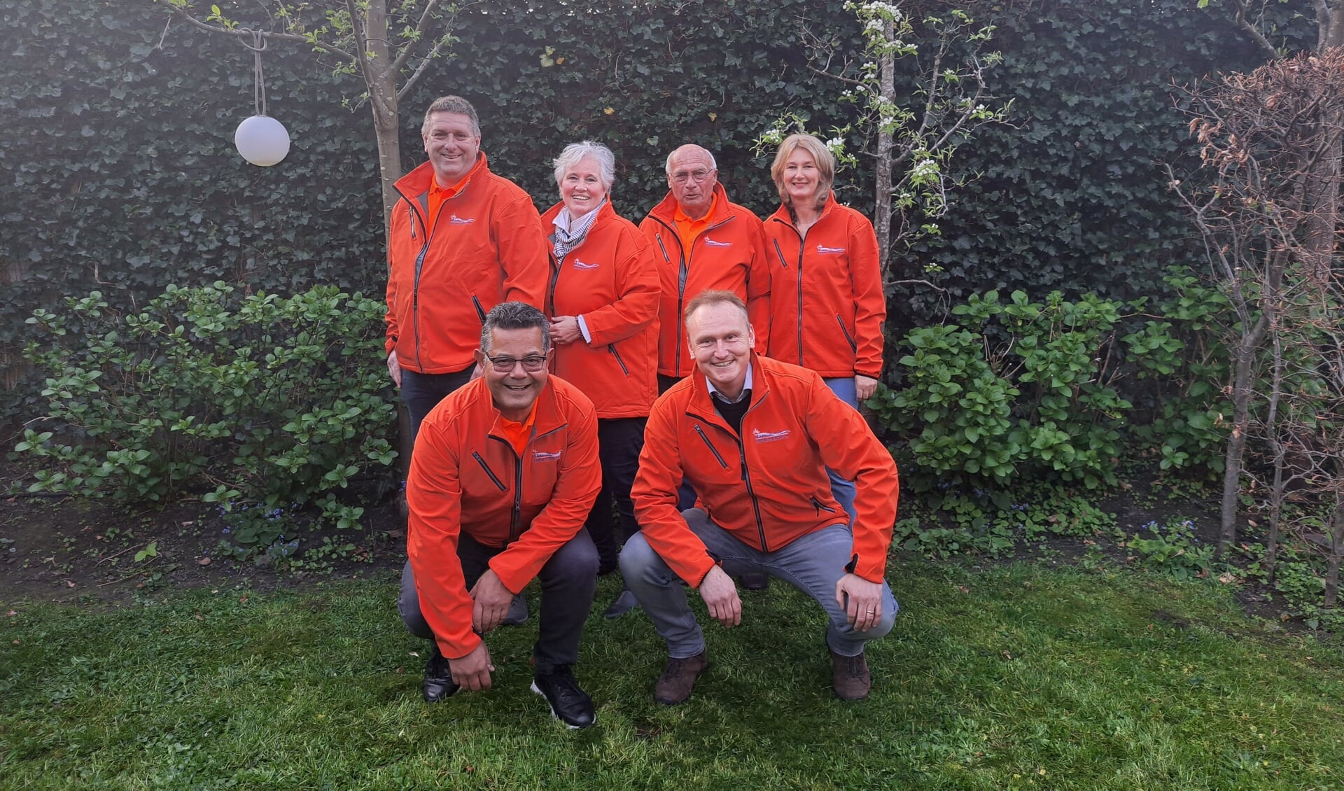 • Het Oranjecomité van Papendrecht, met boven v.l.n.r. John de Vos, Sandra Verdoorn, Henri Hummelink en Jeanette Schenk. Onder Ronald van Ee (links) en Jan Kazen.
