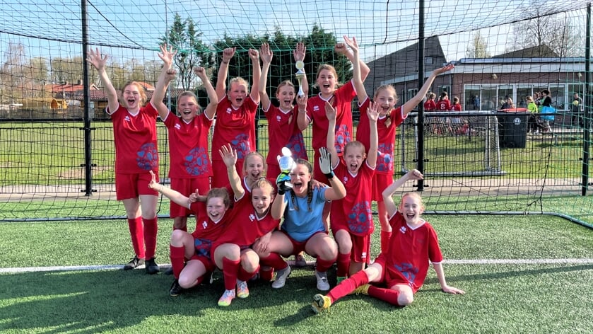 Meidenteam CBS De Hoeksteen uit Giessenburg wint schoolvoetbal