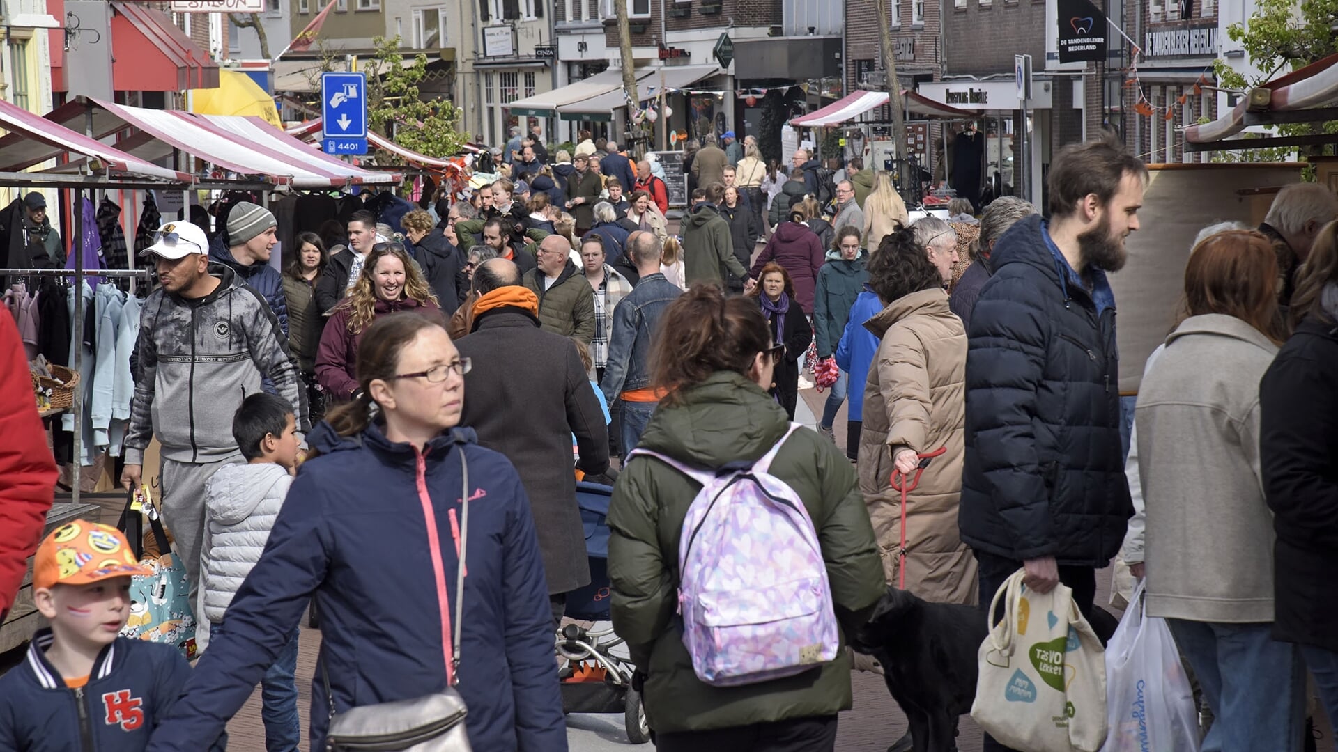 • In de Voorstraat in Woerden is het op Koningsdag flink druk in de Voorstraat. 