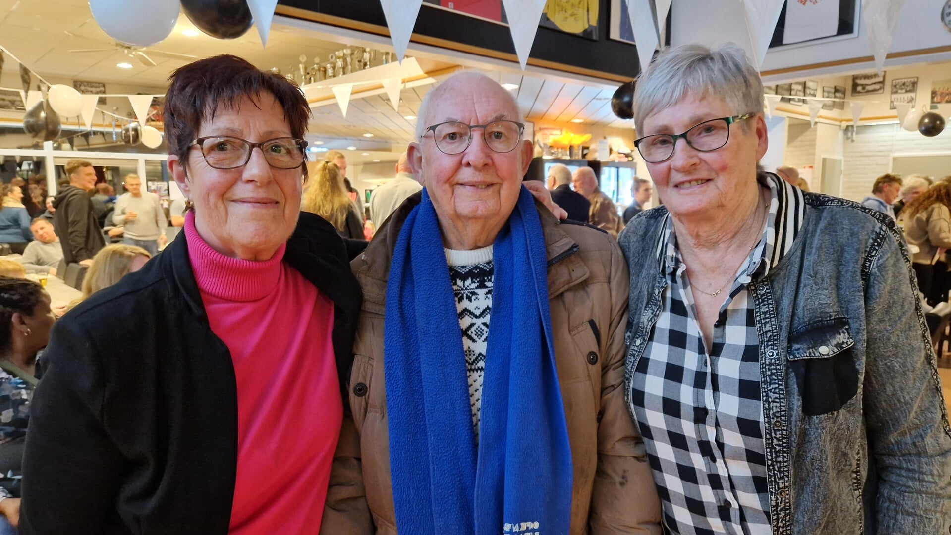 • Rinus Vos geflankeerd door Jopie den Besten (links) en Lenie van Wensveen.
