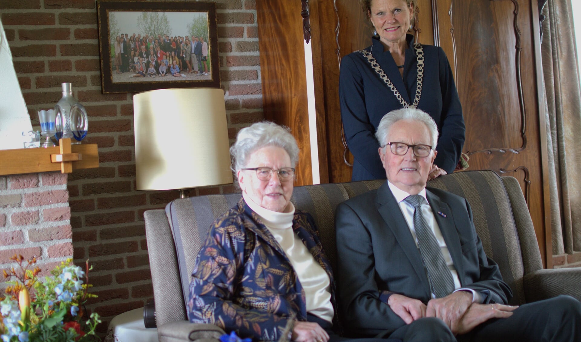 • Het echtpaar Van der Paauw ontvangt de felicitaties van burgemeester Van Hartskamp.