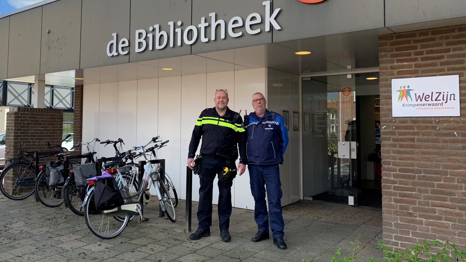 • Ben Eekman en Rob Wagemakers voor de bibliotheek in Lekkerkerk.