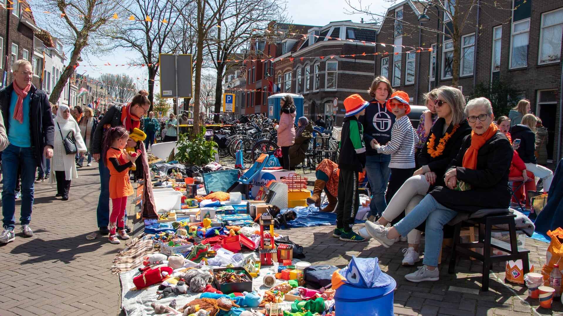 • Op Koningsdag wordt de Oranjeboulevard georganiseerd op de Raam. 