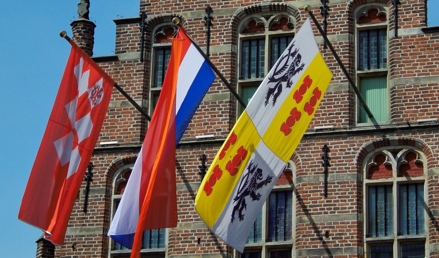 • Drie vlaggen op het stadhuis: van Vrouwe Elisabeth van Culemborg, van Nederland en van Culemborg.