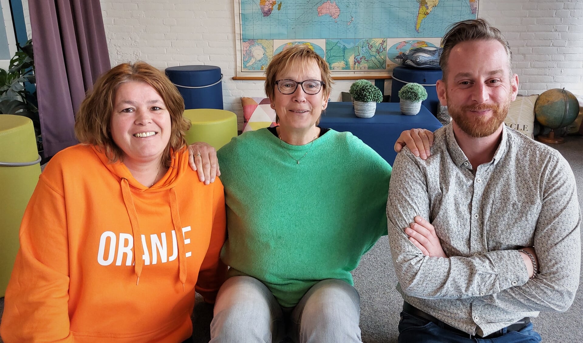 • Mariska Vos (directeur De Vlieger) samen met bestuursleden Cootje Heeringa en Joris Schlappi van 't Huis van Noord.