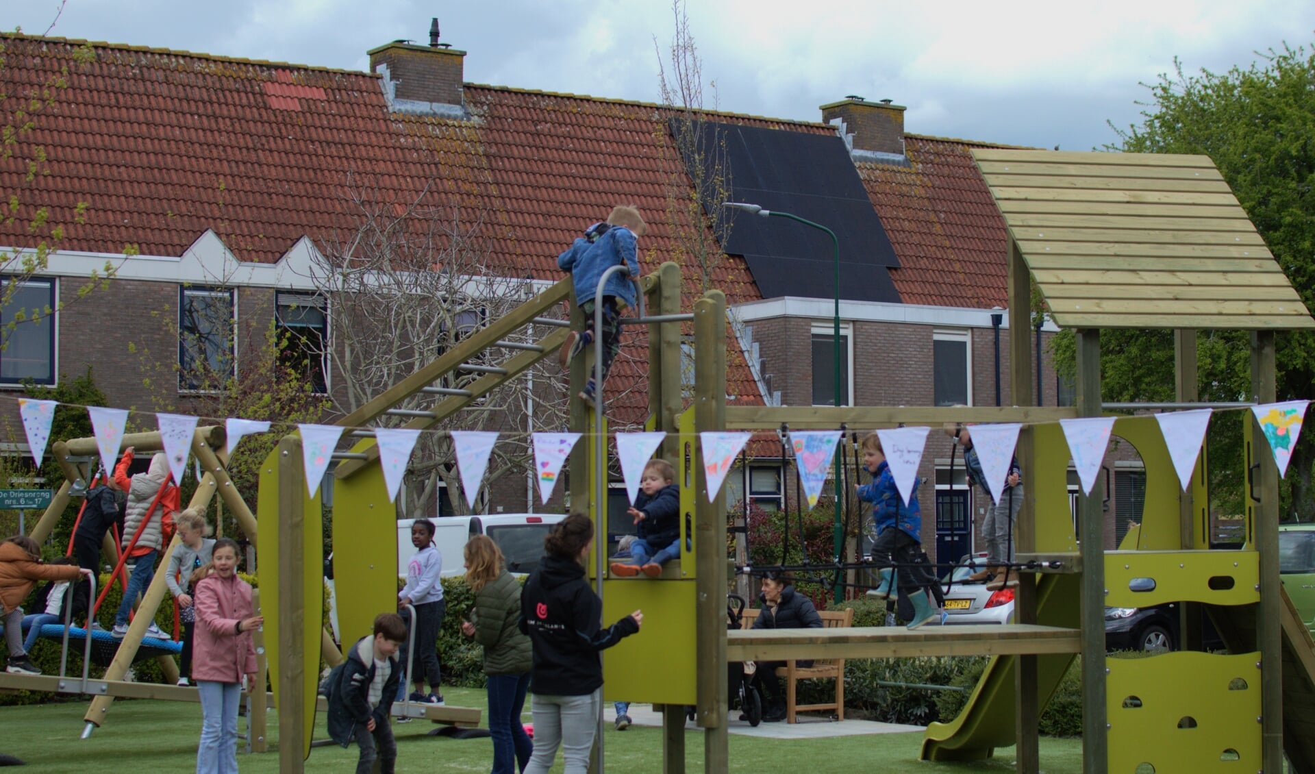 • Alle kinderen zijn welkom in de nieuwe speeltuin op de Driesprong in Linschoten.