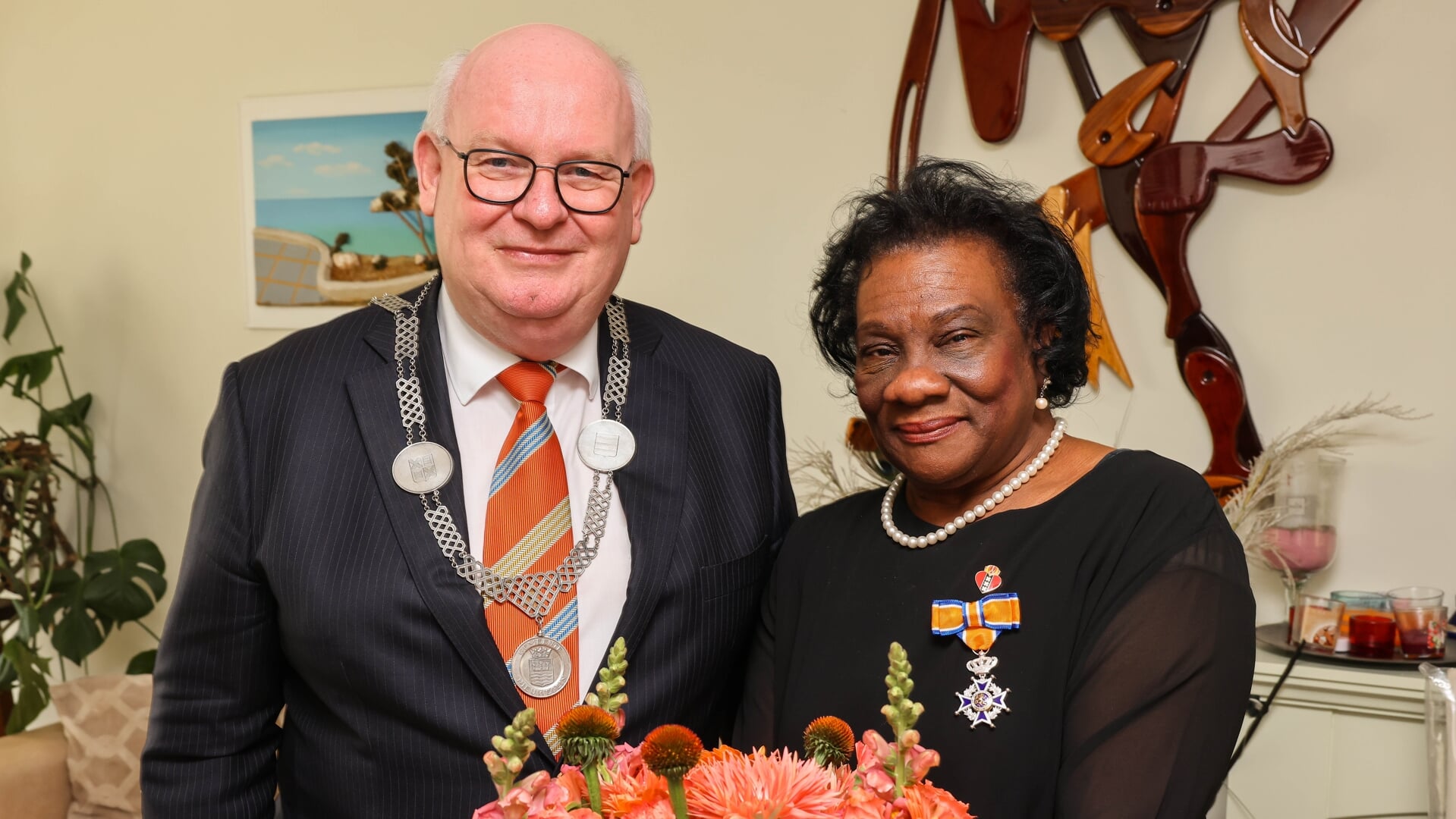 • Lucia Martis (r) is benoemd tot Ridder in de Orde van Oranje-Nassau.