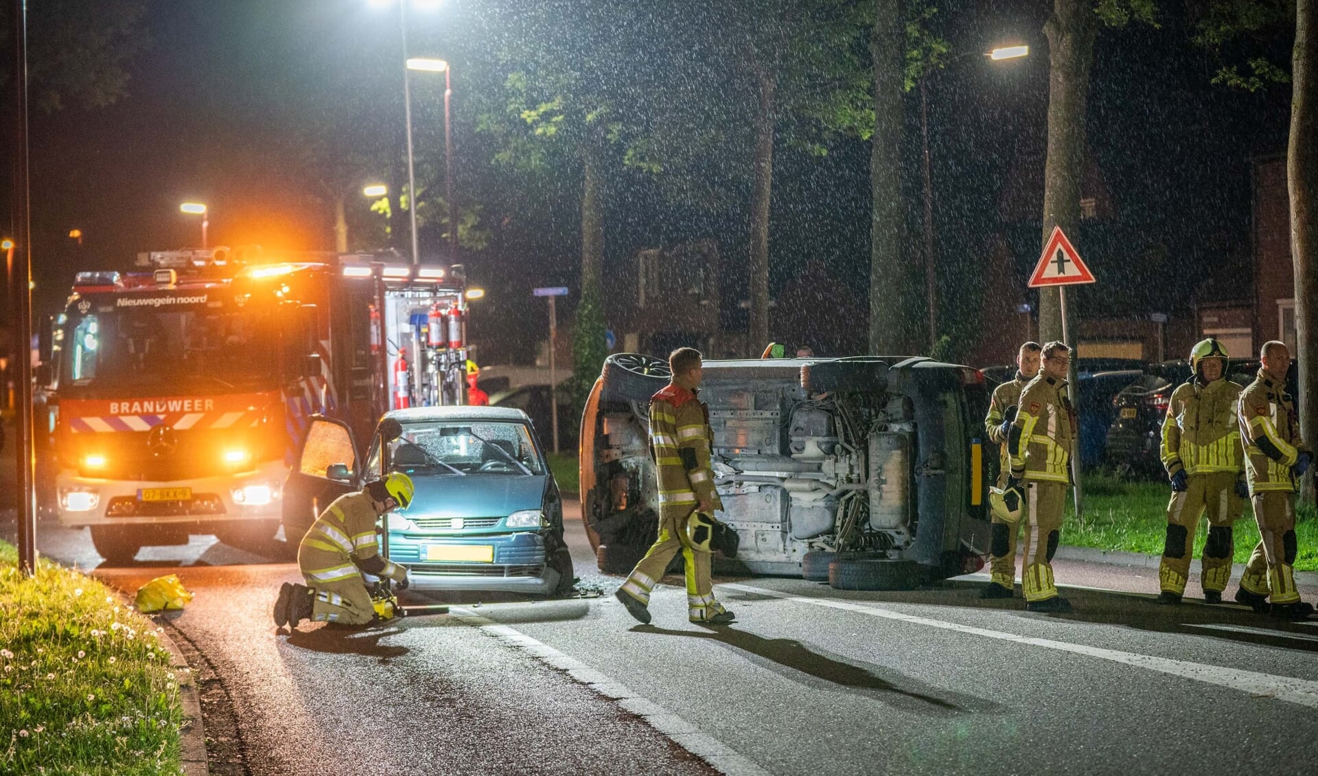 • Bij een ongeluk op de Batauweg is een auto op zijn kant terecht gekomen.  