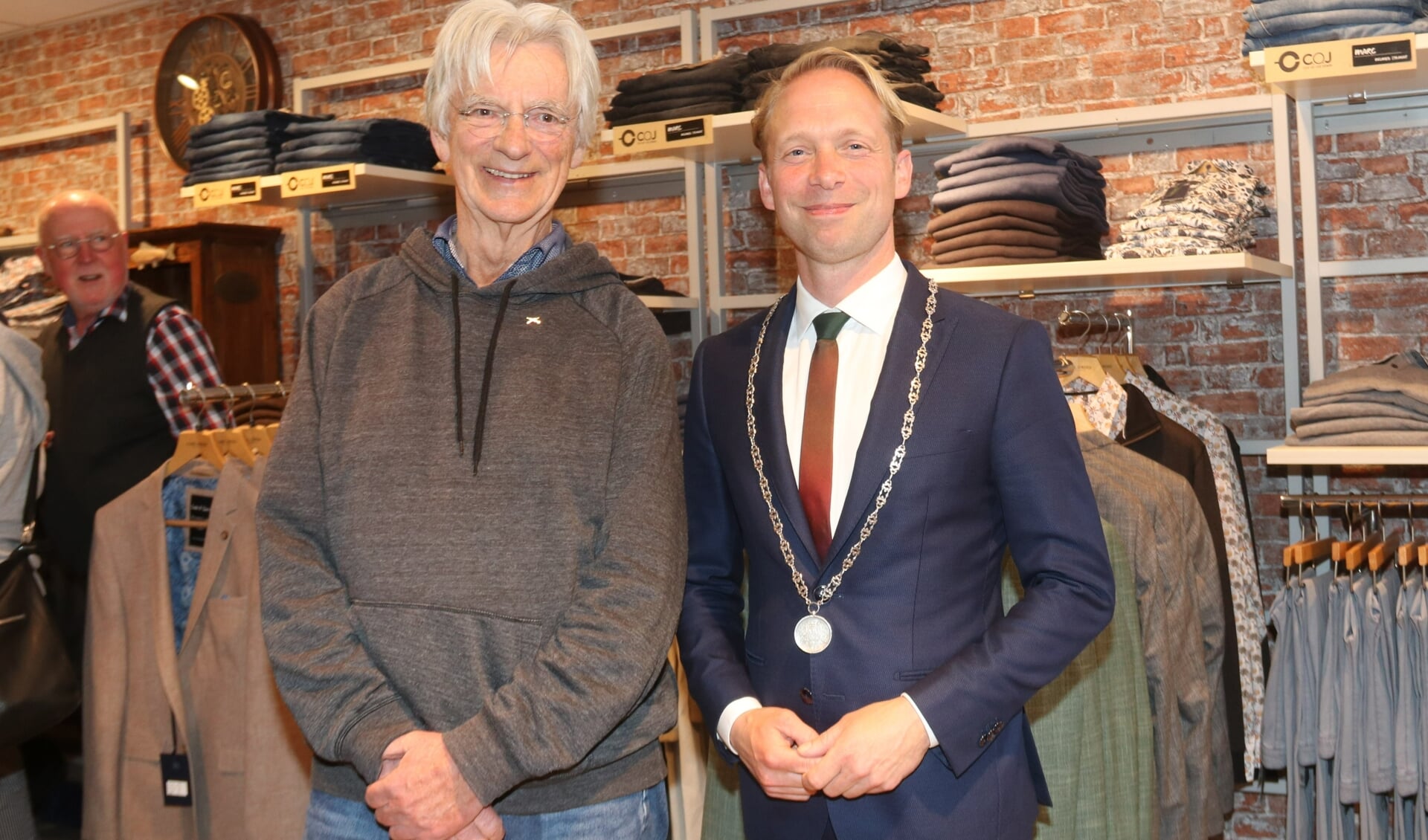 • Rieks Hoogenkamp en burgemeester Gerdo van Grootheest na de uitreiking van de stadsspeld.