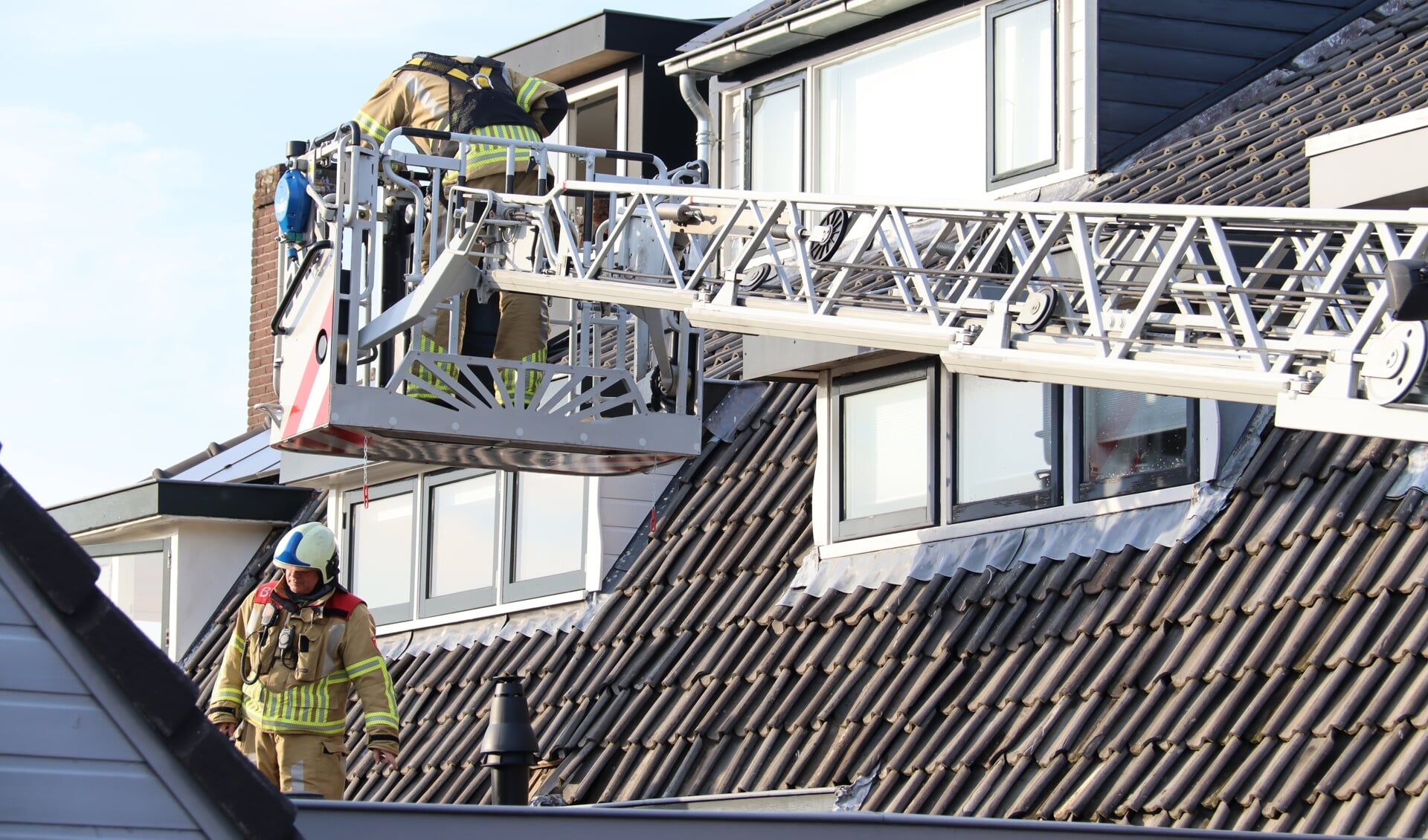 • Brandweerlieden gebruikten de ladderwagen om de brand te kunnen blussen.