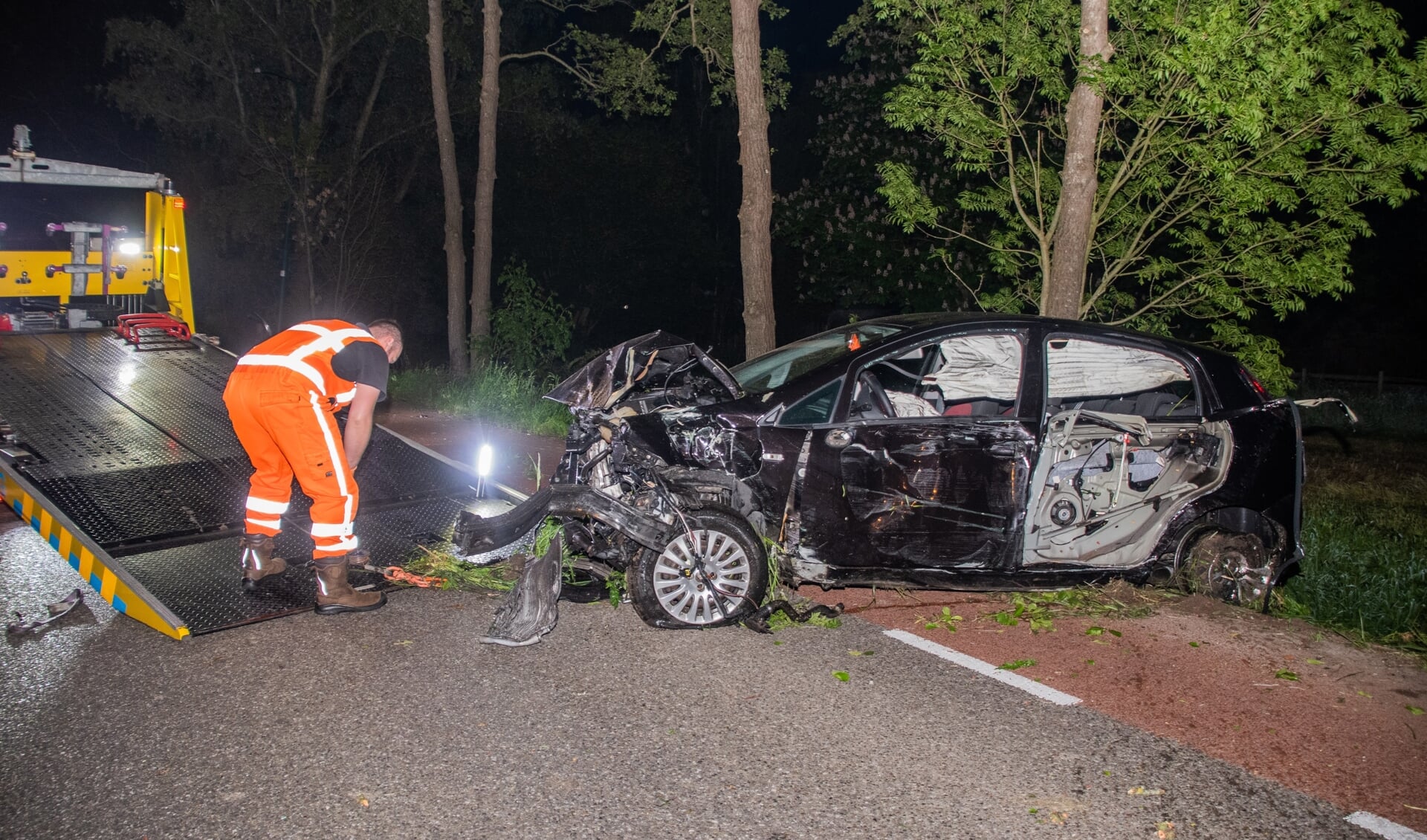 • De bestuurder kwam wonder boven wonder ongedeerd uit de gecrashte auto.  