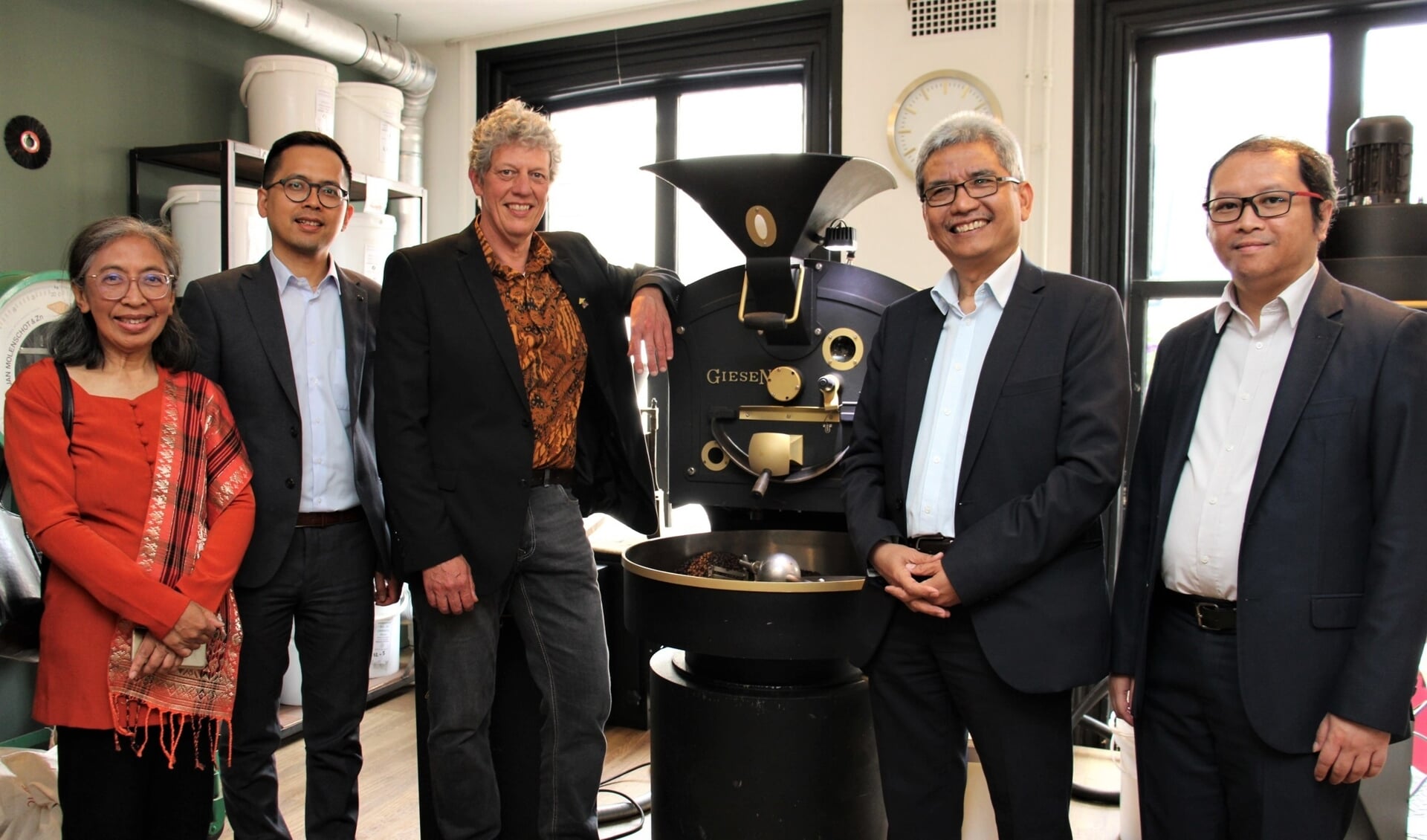 • Paul Burgers nam de delegatie van de Indonesische delegatie mee naar de koffiebranderij OVErHOOP.