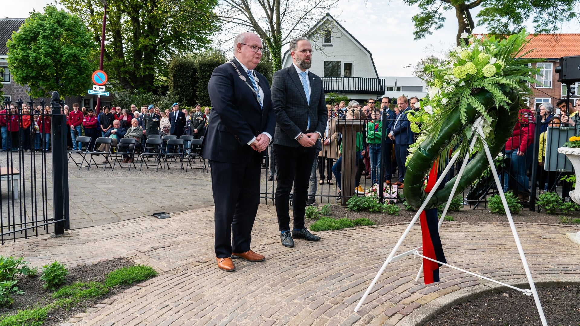 • Burgemeester Frans Backhuijs en Tom Verhoeve bij het herdenkingsmonument.