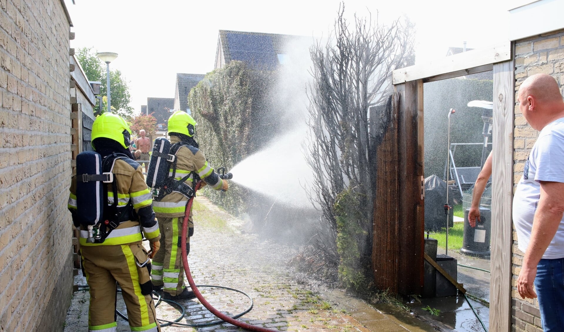 • Het brandje wordt geblust.