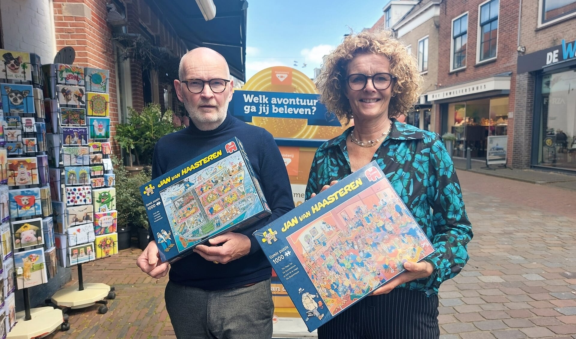 • Frits Mulder en Jeannette Starrenburg met de komische Jan van Haasteren-puzzels.