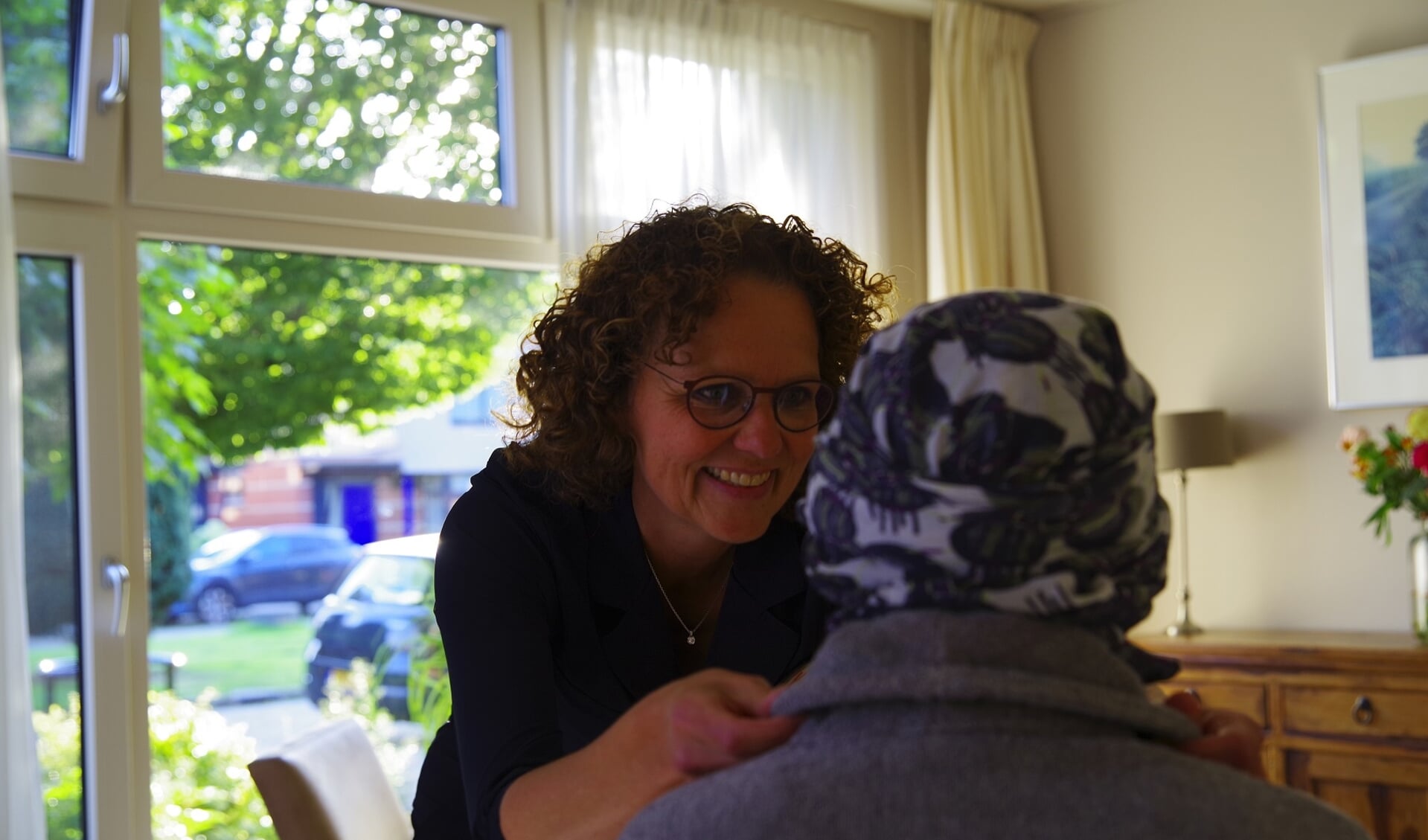 • Vrijwilliger zorgt voor bewoner in hospice De Mantelmeeuw.