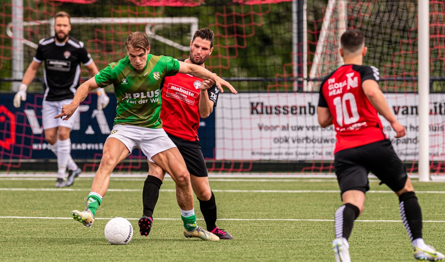 Actiebeeld van de voetbalwedstrijd tussen DCV en Nieuw-Lekkerland op het complex van DCV in Krimpen aan den IJssel. De wedstrijd eindigt in 3-3.
