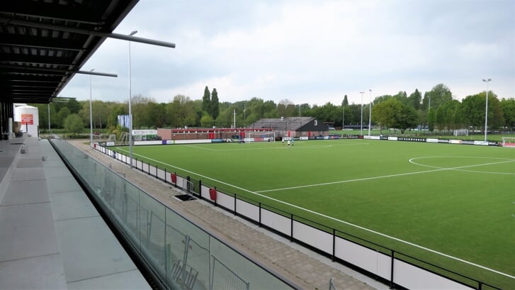 • Het clubhuis van SV Parkhout, met uitzicht op het hoofdveld.