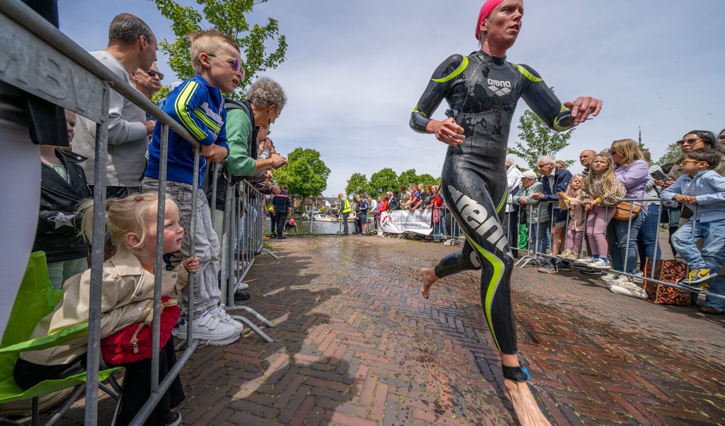 • Deelneemster komt net uit het water tijdens de Triathlon Woerden. 