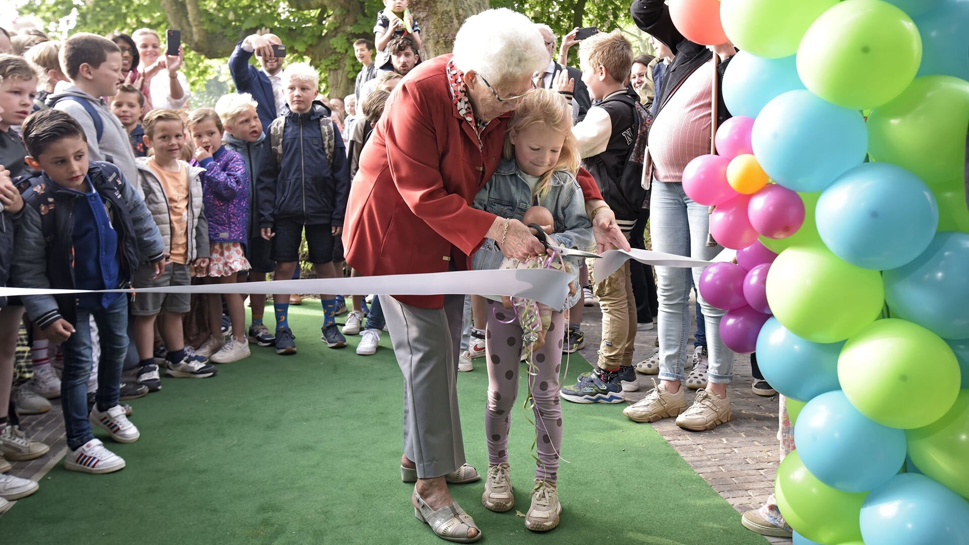 • Opening van de nieuwbouw van de Wilhelminaschool aan de Oostsingel door oma Hanny van Leeuwen (93) en achterkleindochter Mijs (5).