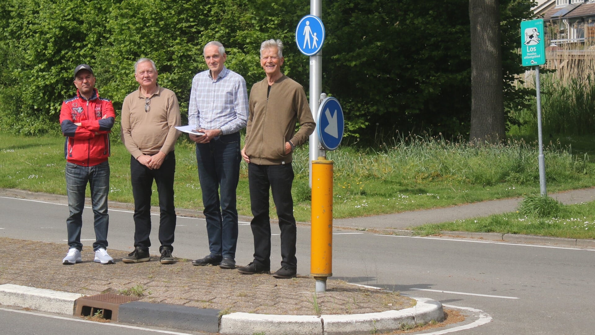 • Bewoners Kamal Renema, Andries Hoonhout, Bert van Trigt en Nico Tournier bij de bewuste bocht.