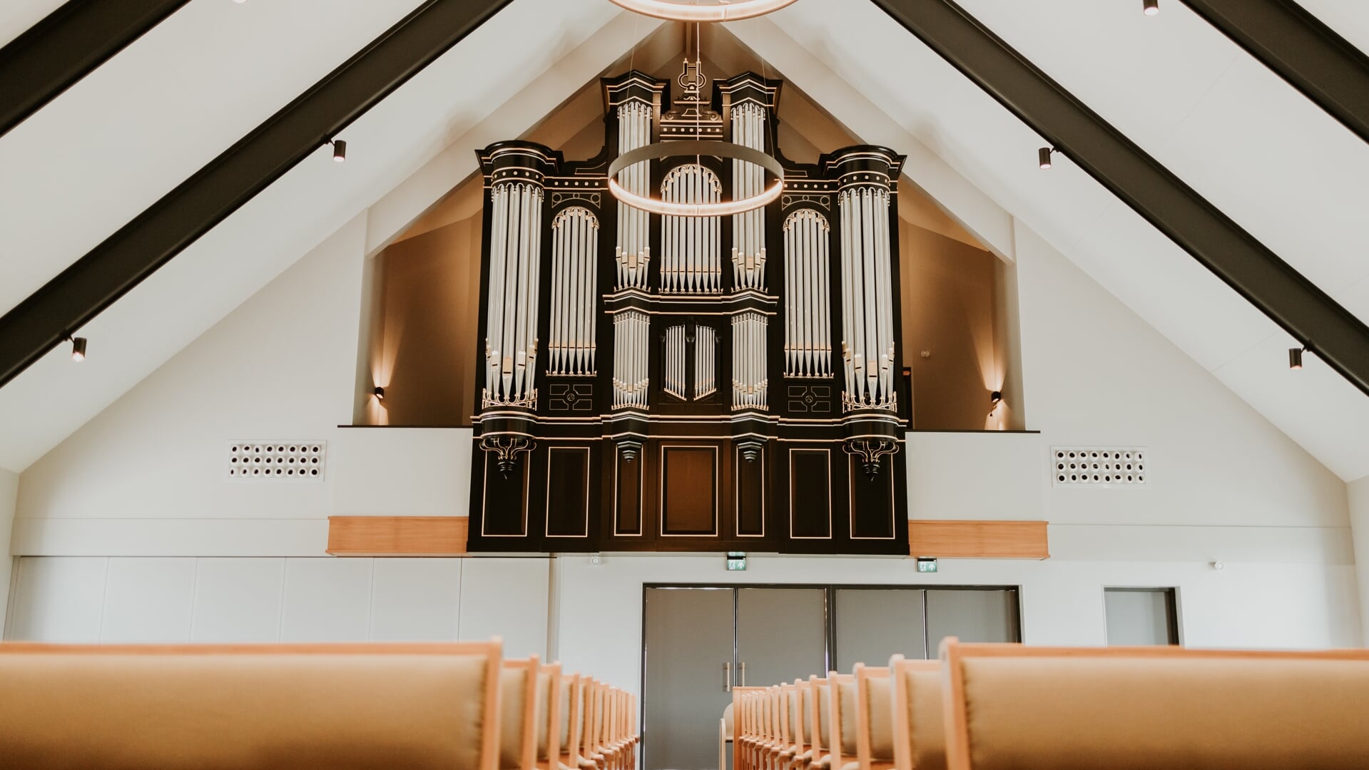 • Het Van Damorgel in de nieuwe orgelkast in De Fontein.