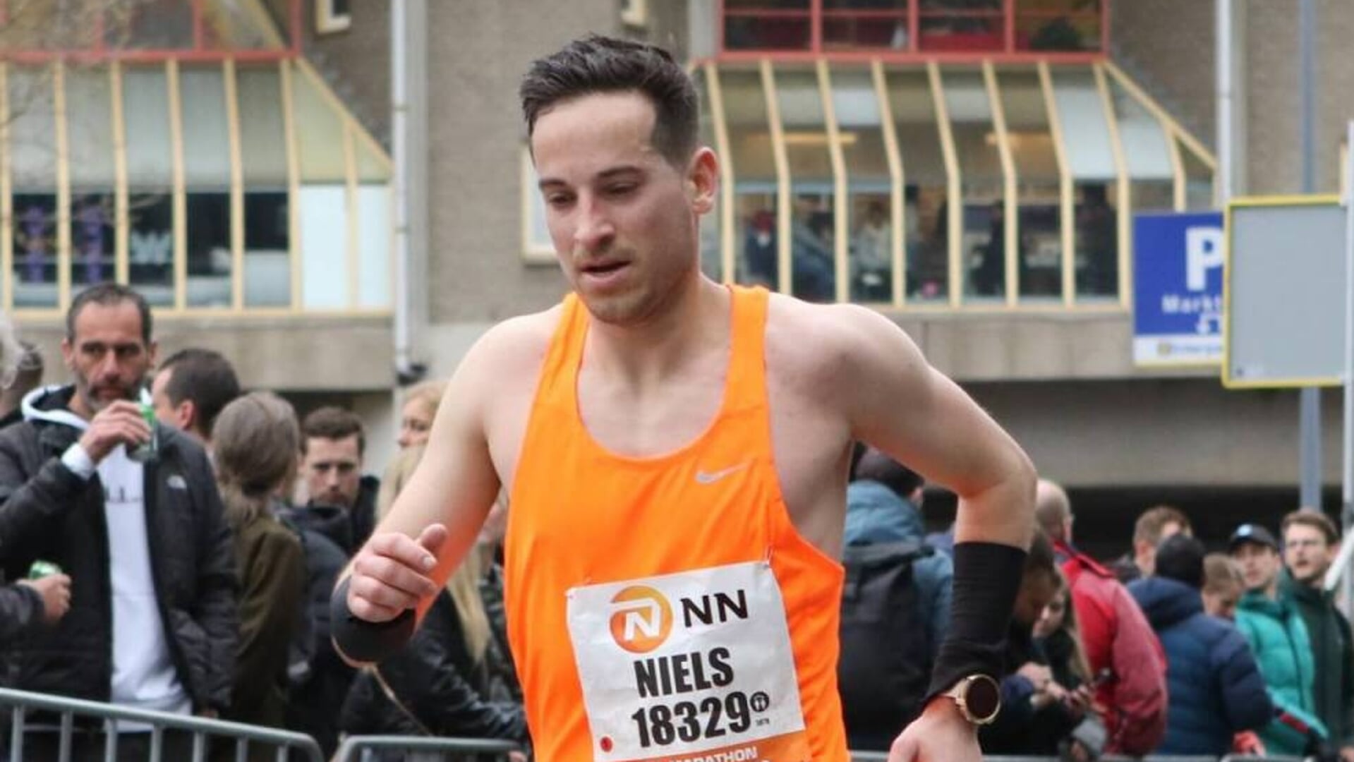 • Niels van Heteren tijdens zijn missie om zeven marathons in zeven dagen te lopen.