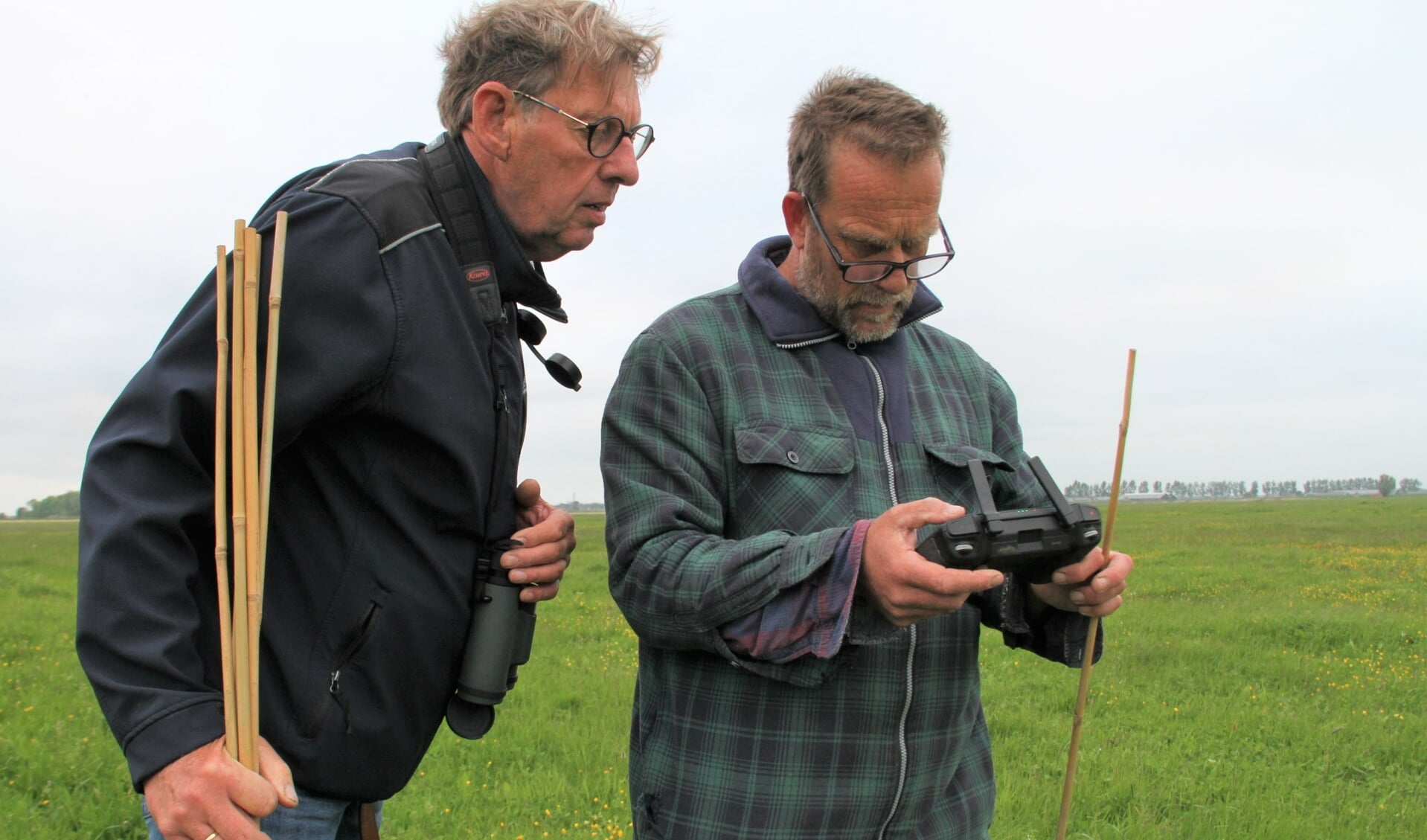 • Henk (links) en Arjan bekijken de beelden op de drone-camera.