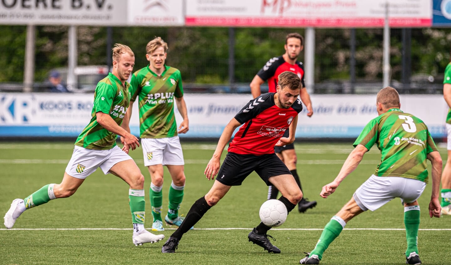 Actiebeeld van de voetbalwedstrijd tussen DCV en Nieuw-Lekkerland op het complex van DCV in Krimpen aan den IJssel. De wedstrijd eindigt in 3-3.