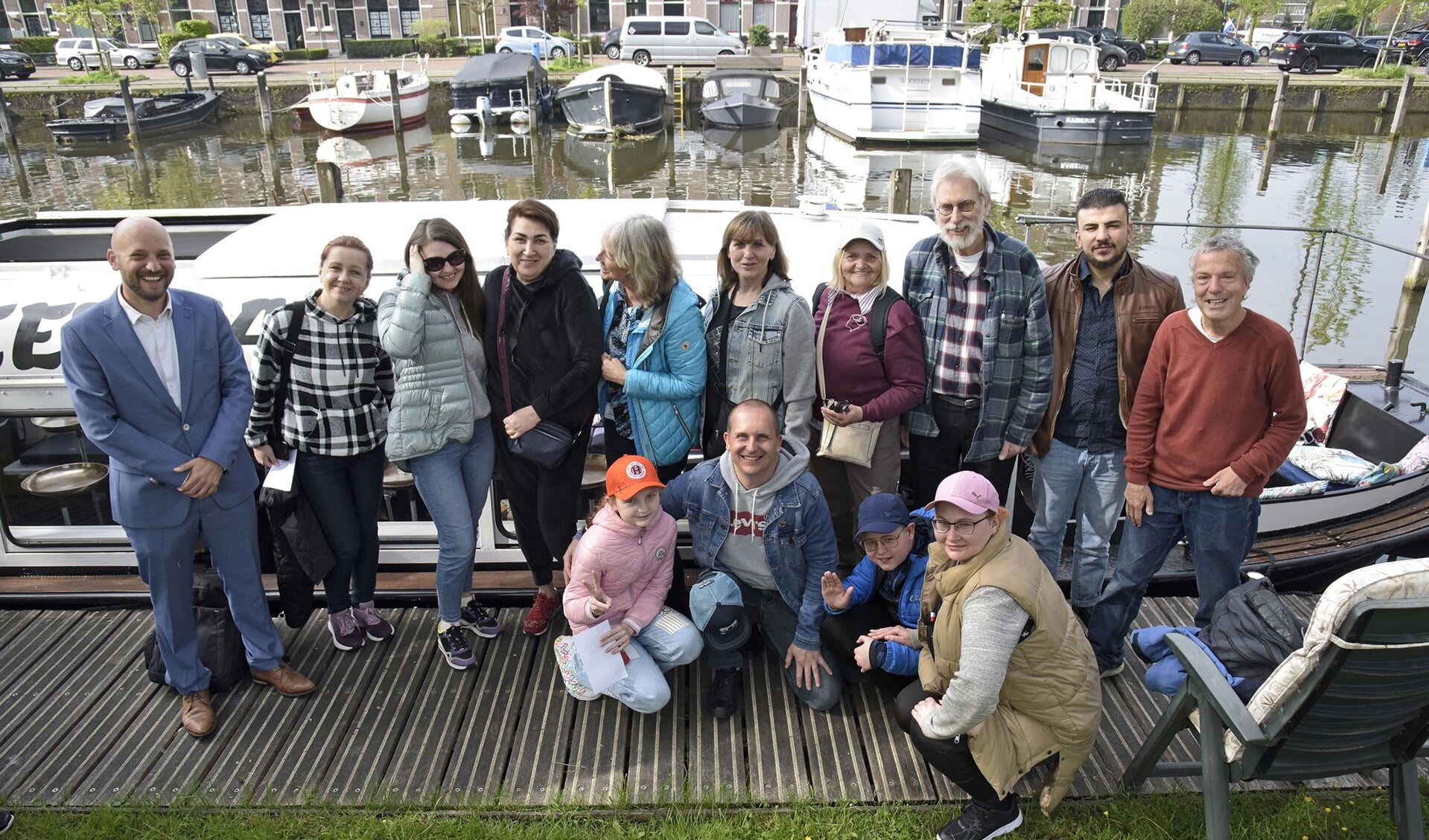 Een groep uit Oekraïne maakt, samen met wethouder Jacques Rozendaal een boottochtje over de Woerdense Singel met de Sweet Caroline.