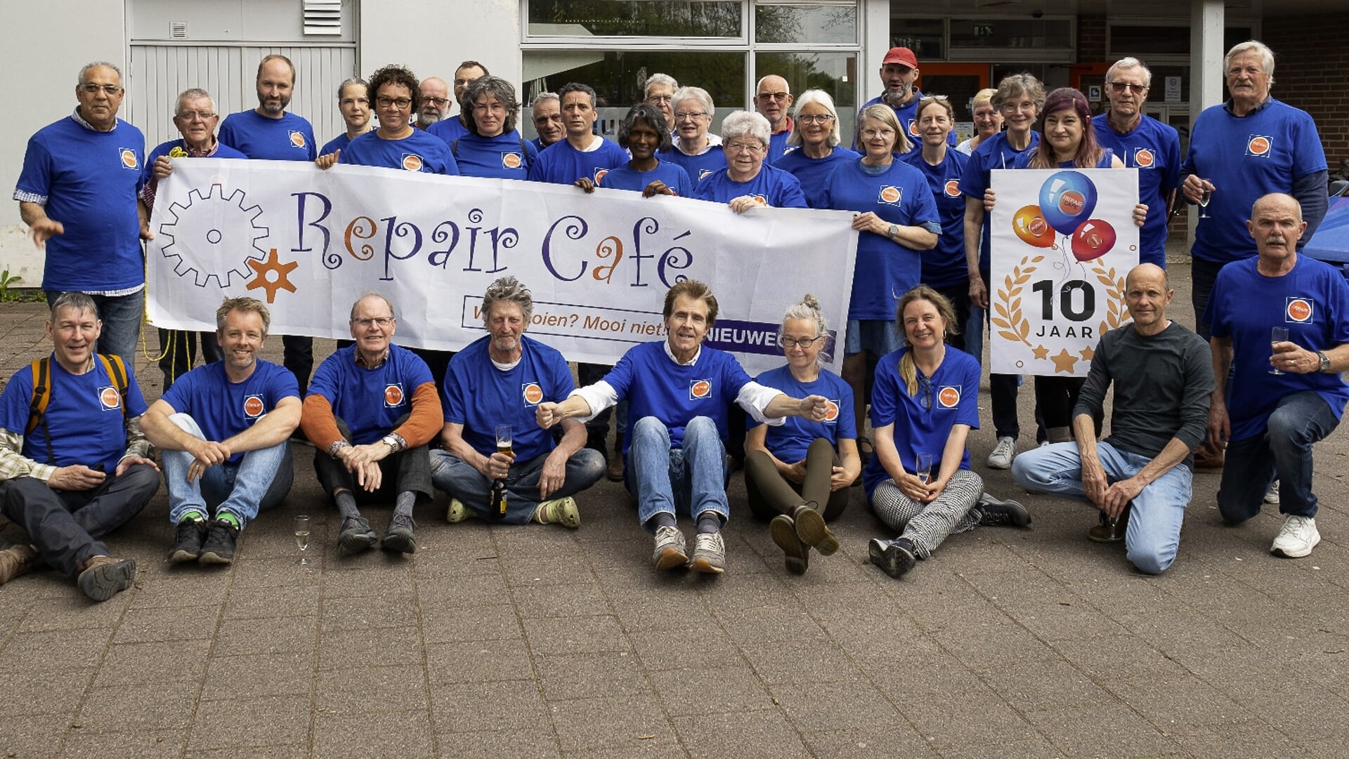 • De vrijwilligers van Repair Café Nieuwegein vierden afgelopen zaterdag het 10-jarig bestaan.