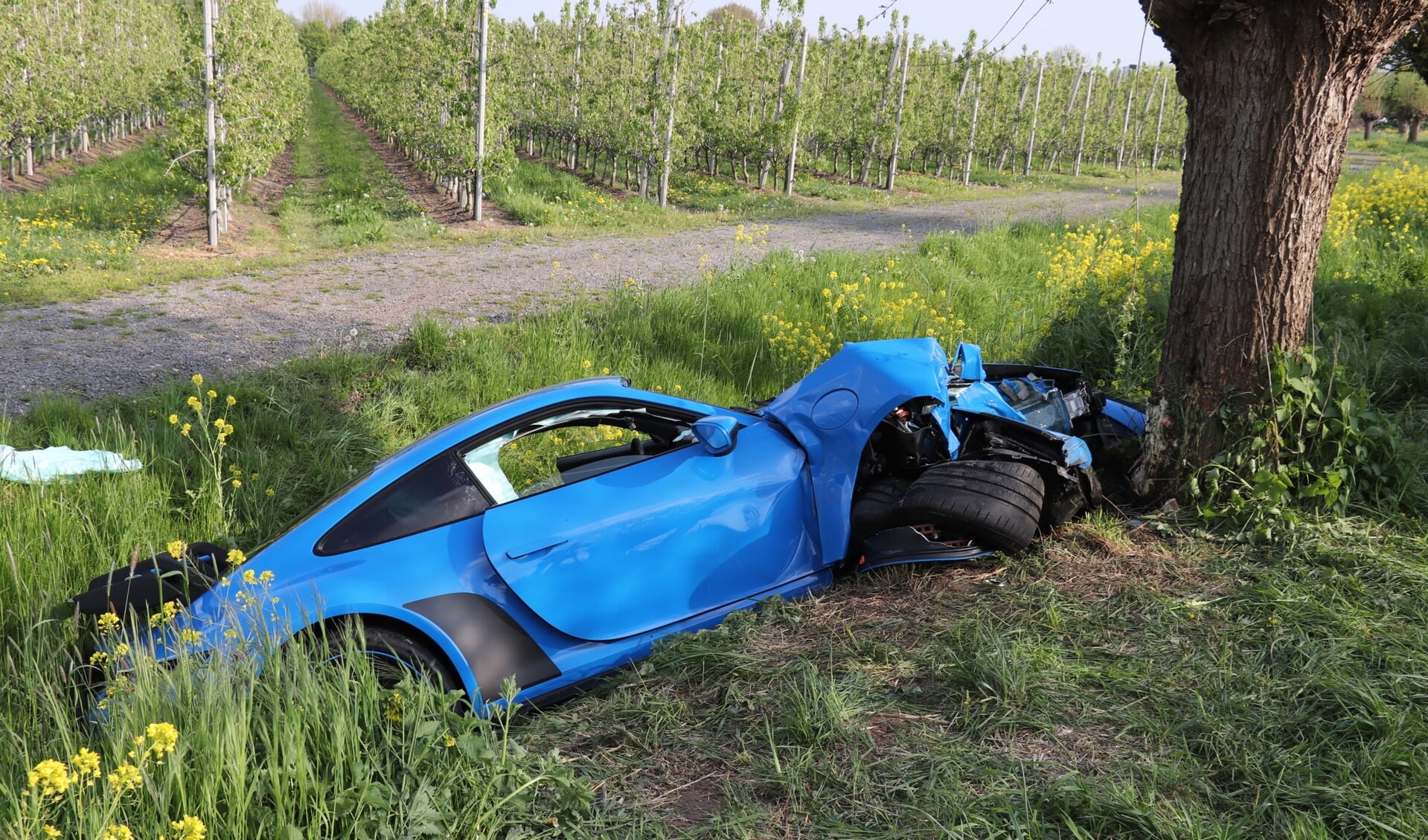 • Ongeluk met een peperdure Porsche in Haaften. 