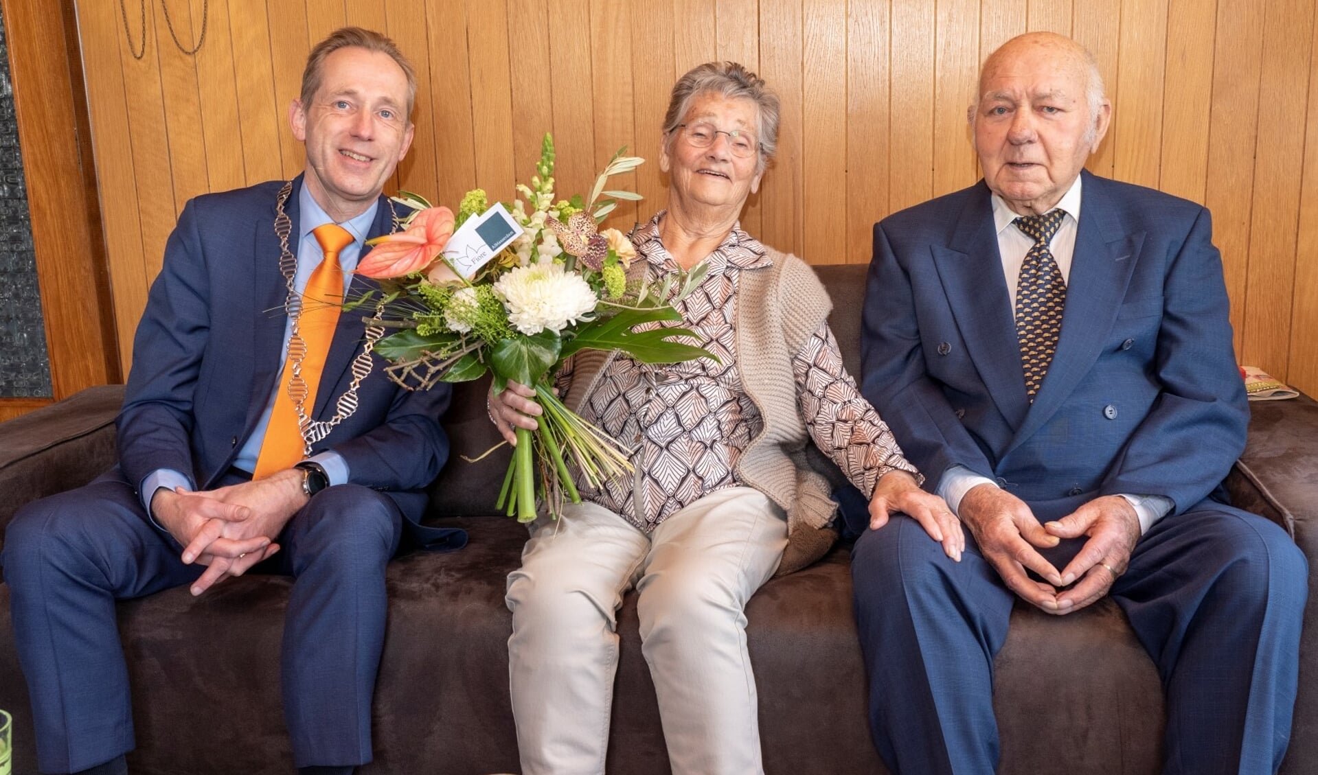 • Jo en Francien van der Kammen met burgemeester Jan Willem Boersma.