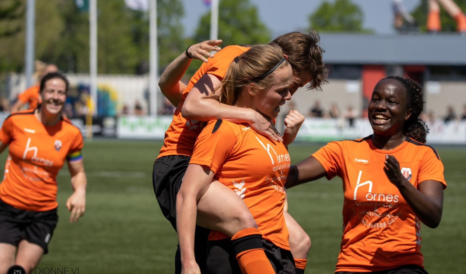 Lisanne Hoogeveen wordt besprongen door medespeelsters na de 1-0 tegen IJFC.
