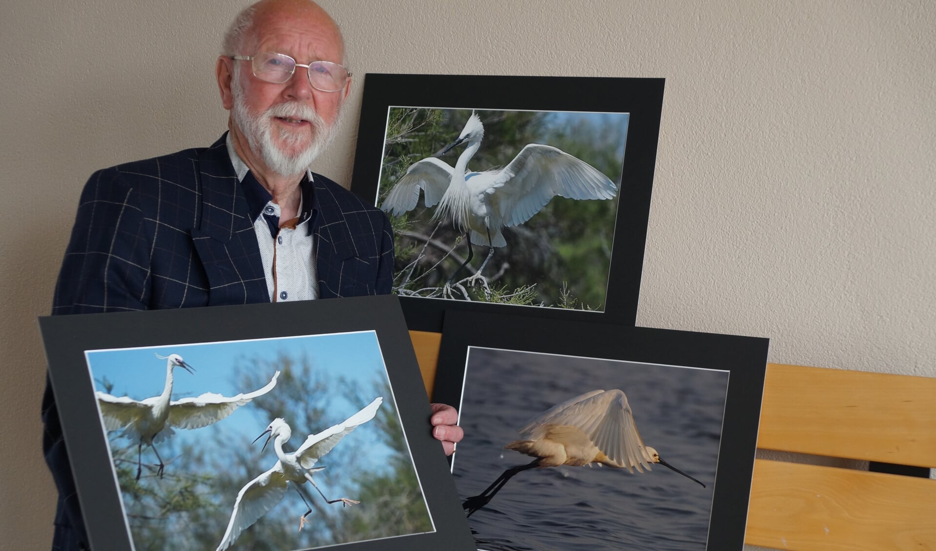 • Natuurfotograaf Dammis van 't Zelfde met drie foto's voor zijn expositie.