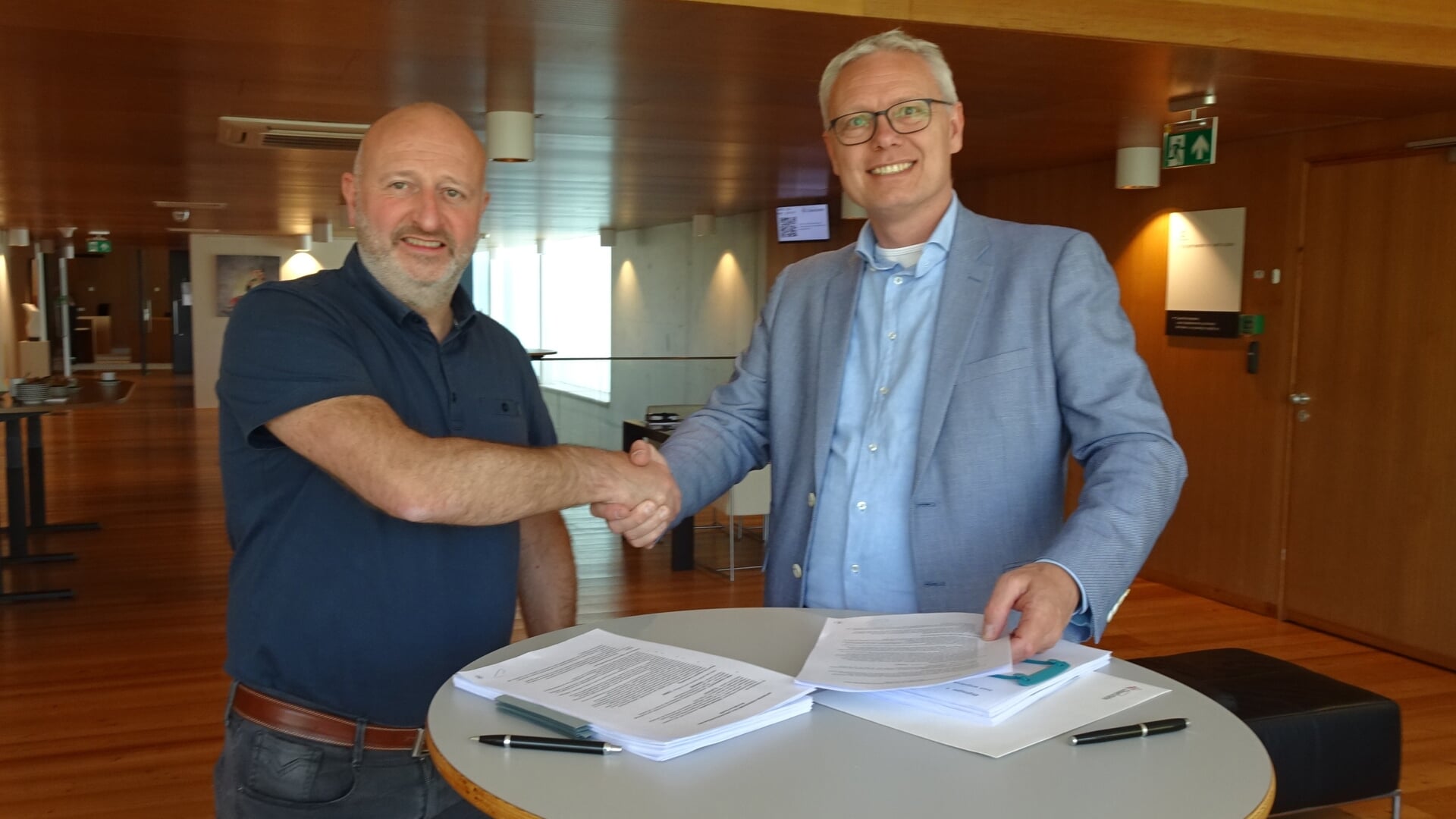 • Wethouder Peter Bekker (rechts) en directeur René van Arnhem van VABO Ontwikkeling tekenden  een eerste overeenkomst. 