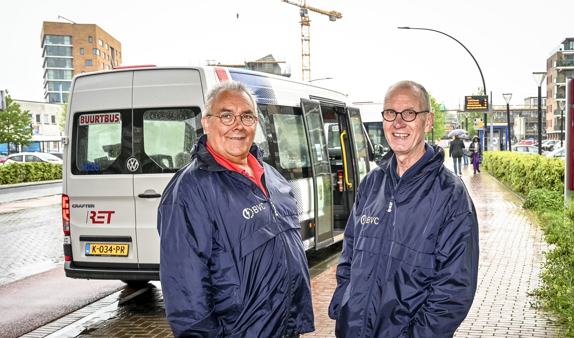• Vrijwillige buschauffeurs Fred van der Wijngaard (links) en Piet Koolmees.