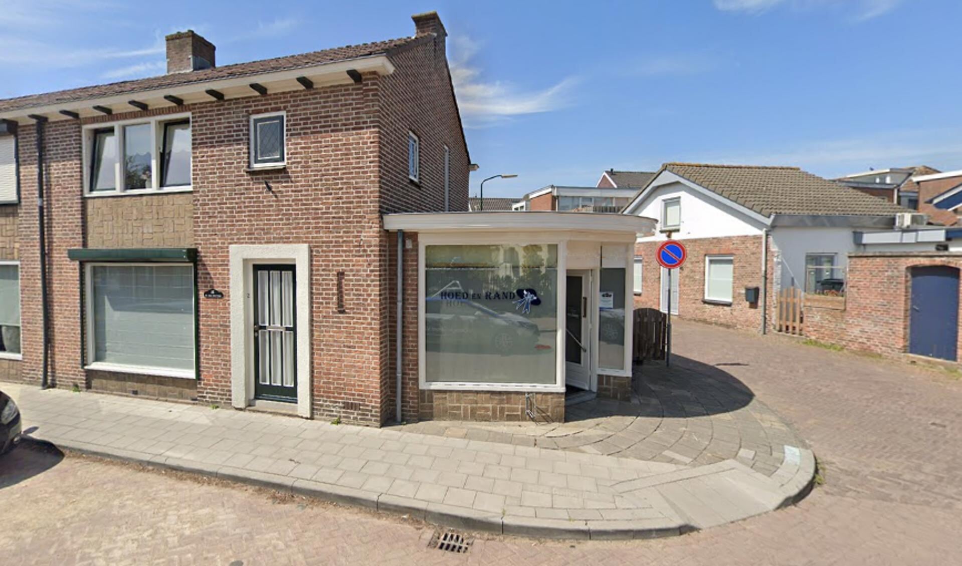 • De Woord en Daad kringloopwinkel is gevestigd aan Molenplein 2a in Werkendam.