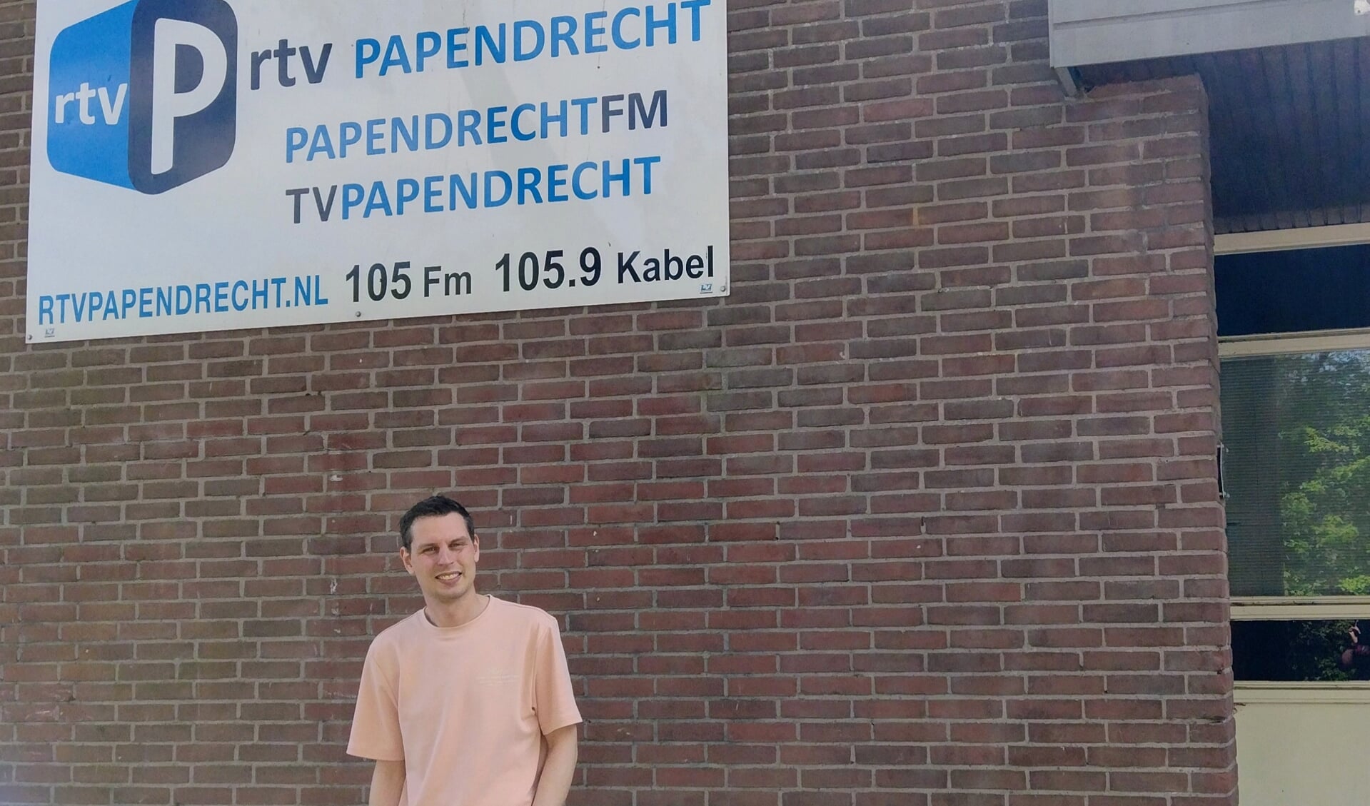 • Bram de Waard bij de studio van RTV Papendrecht.