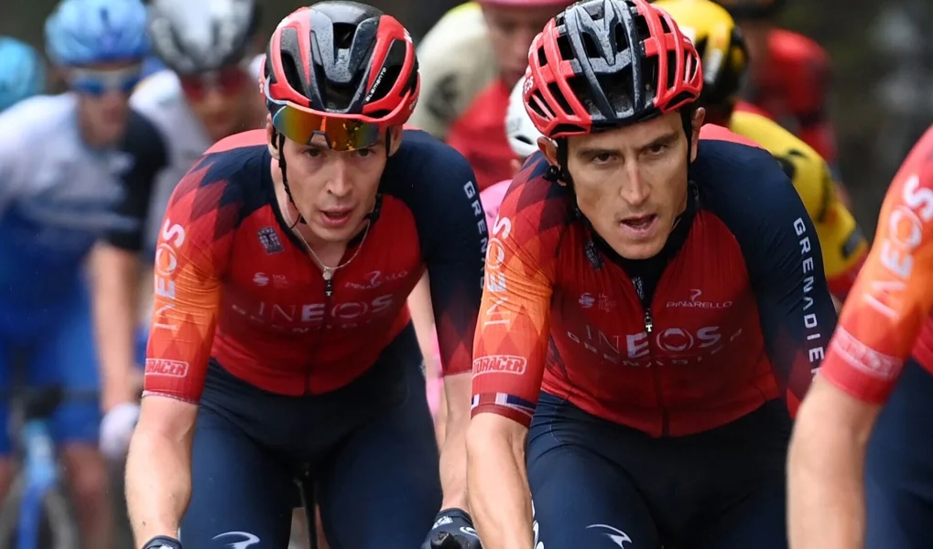 • Thymen Arensman achter kopman Thomas in de Giro. 