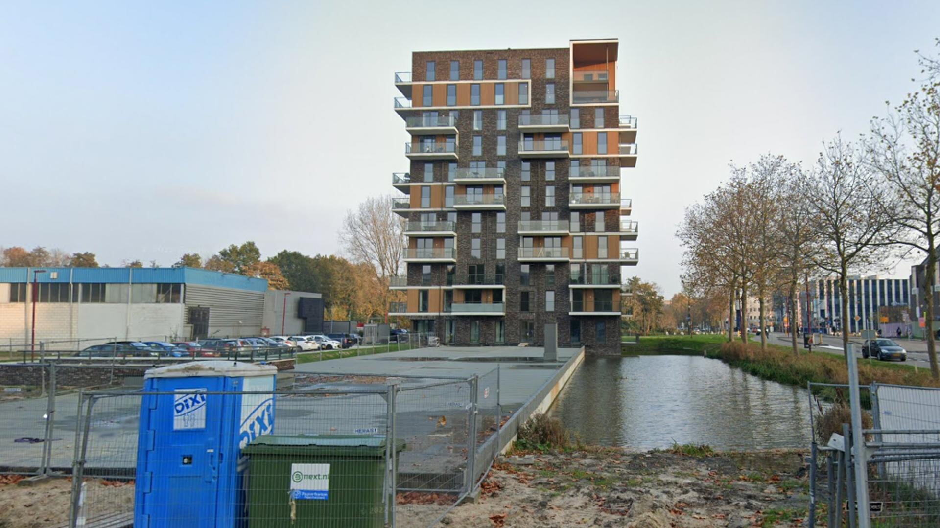 • Het wooncomplex Point of View in Nieuwegein. Op het kale dak van de parkeergarage had de tuin dit voorjaar aangelegd moeten worden.
