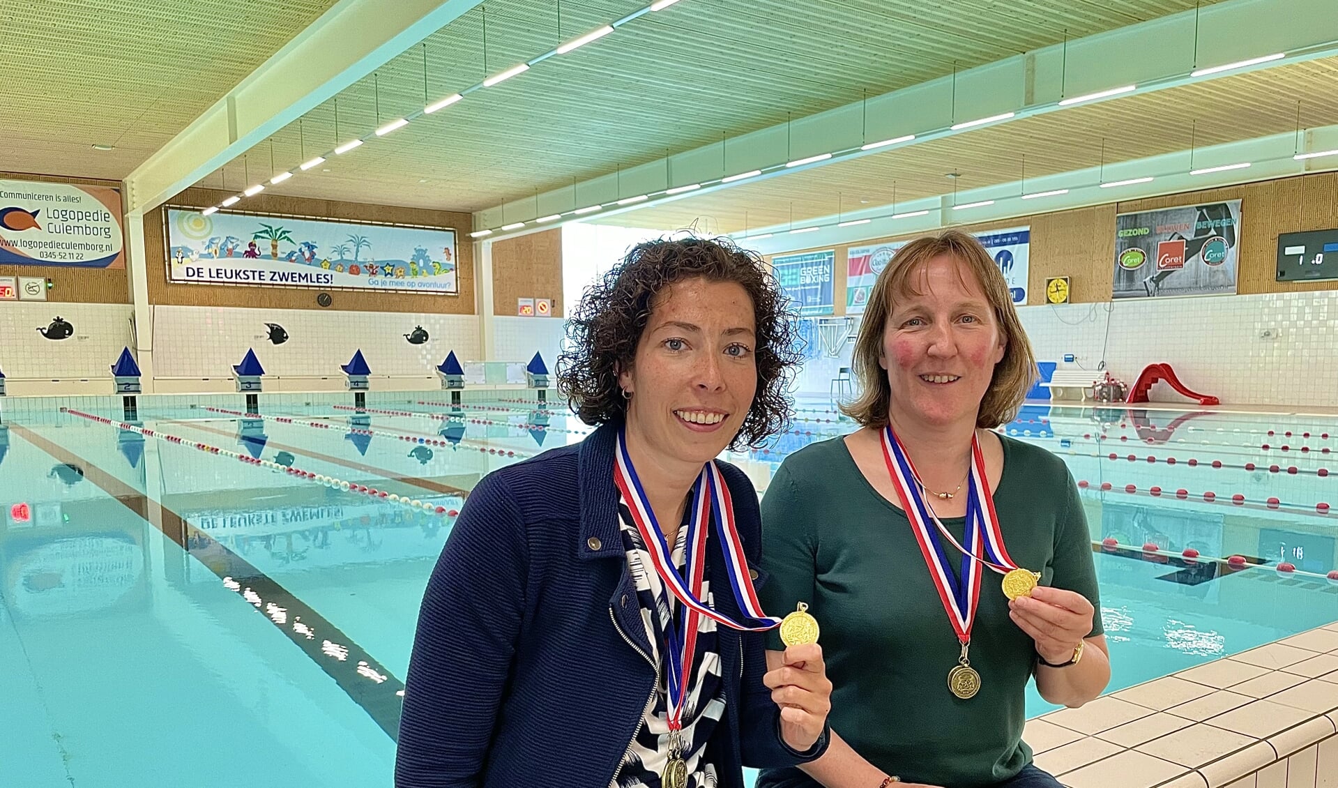 • Chantal van der Horst (links) en Trudie Niejenhuis (rechts) met hun gewonnen medailles bij Optiesport in Culemborg.