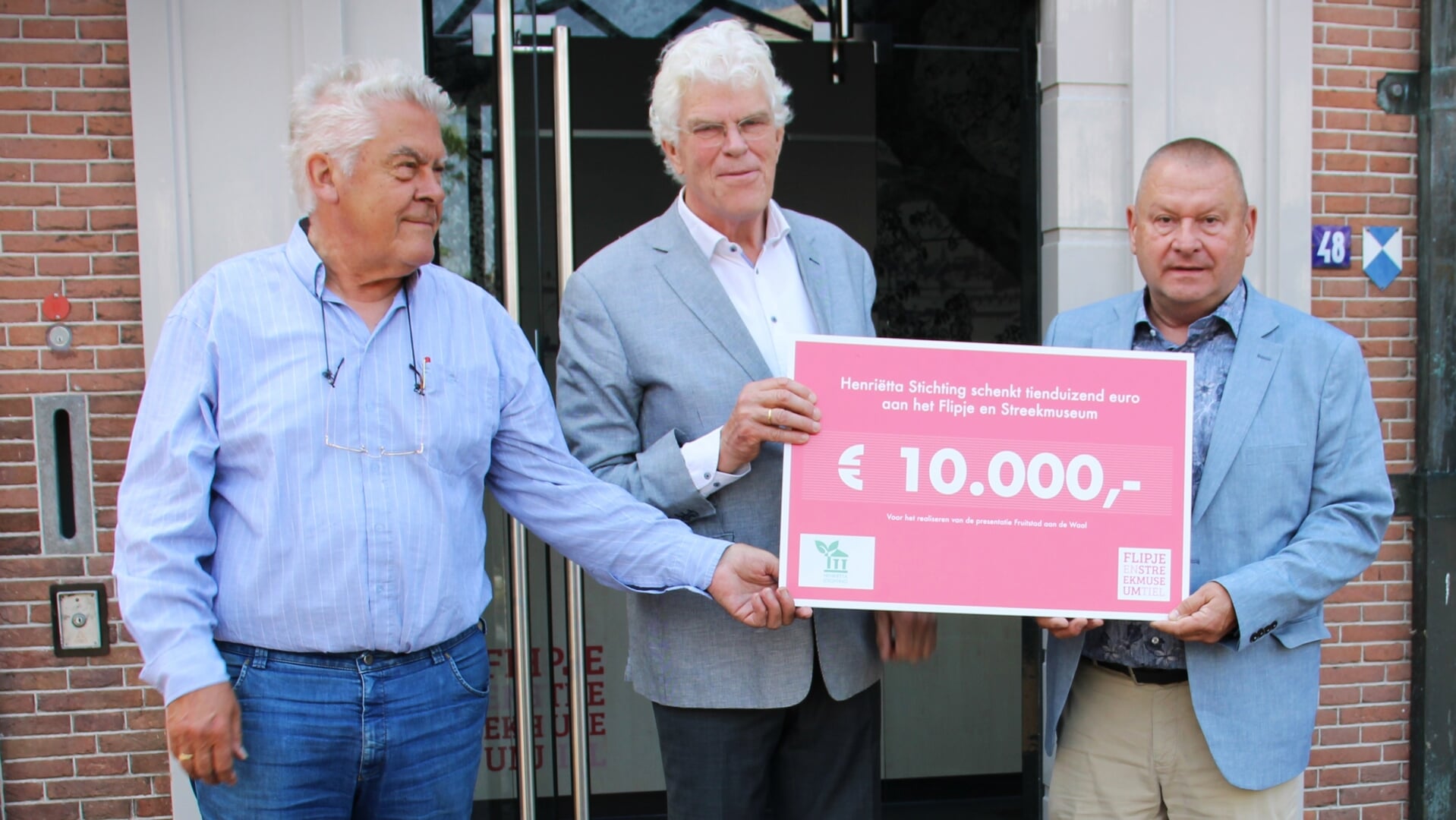• Jurriaan de Mol (rechts) krijgt de cheque van Bram Wesselo (midden) en Gert Timmerman.