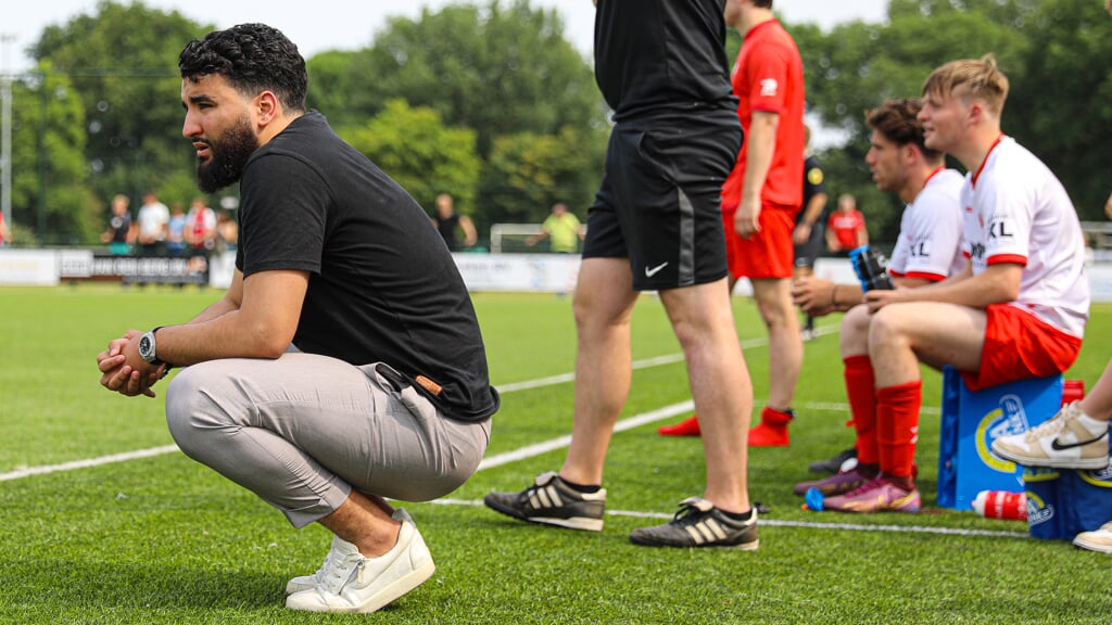 • Othman Bouchaten (l) vlak voor de promotie met Unitas naar de derde klasse.