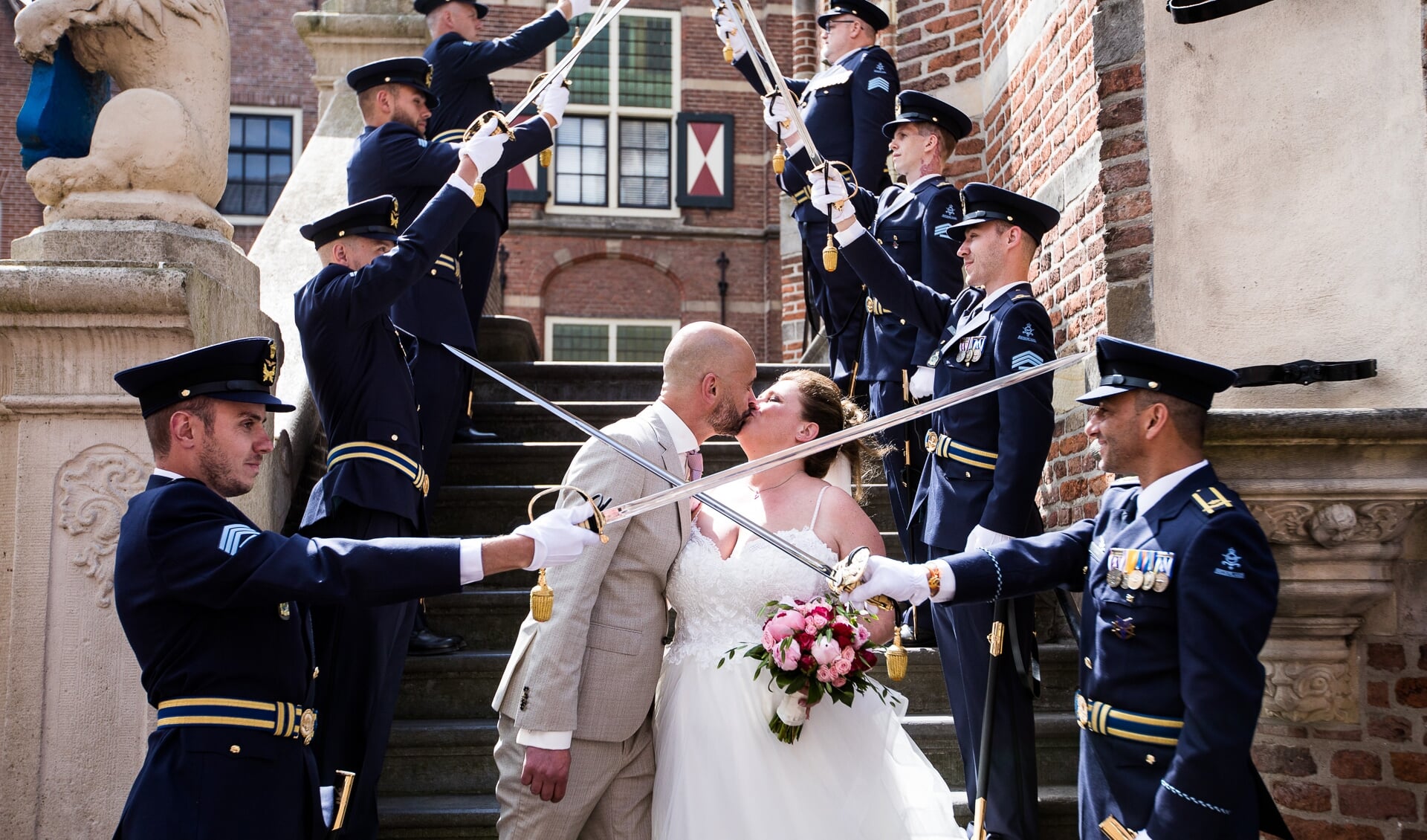 • Collega's van de bruidegom vormen een sabelwacht bij het huwelijk van Erik en Desie. 