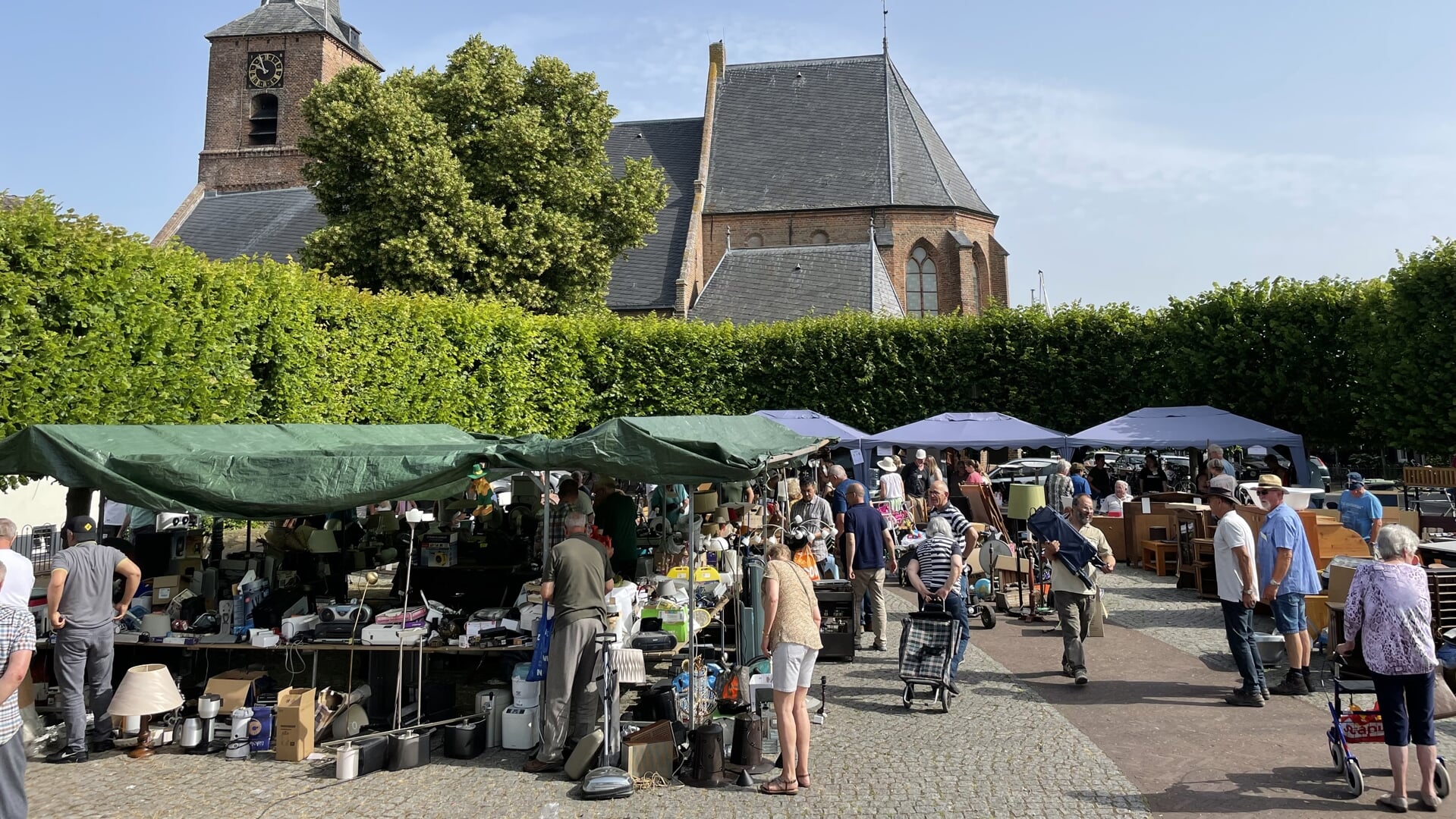 • De rommelmarkt wordt op het A.R. Holplein in Ingen gehouden.