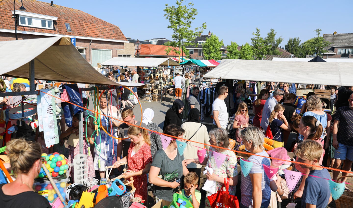 • Rommelmarkt in Groot-Ammers.