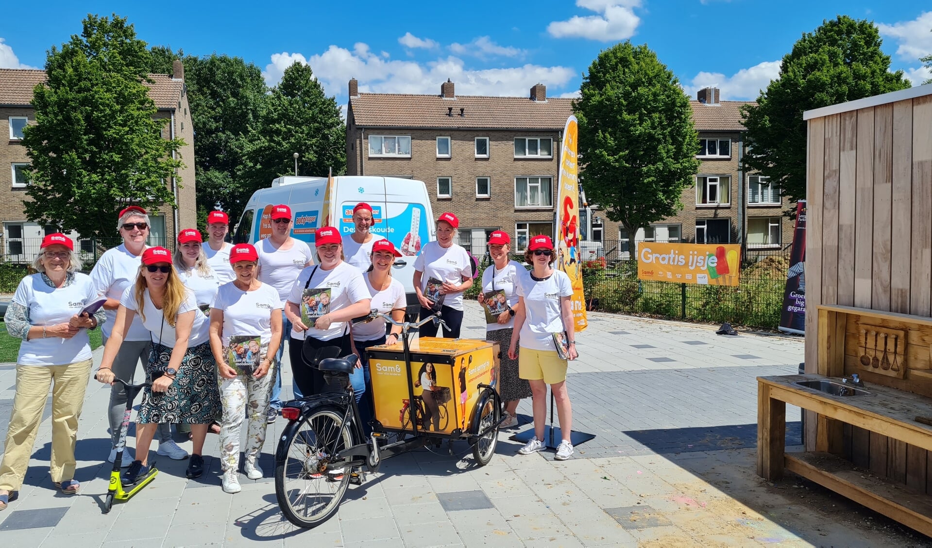 • Het team deelt gratis ijsjes uit.