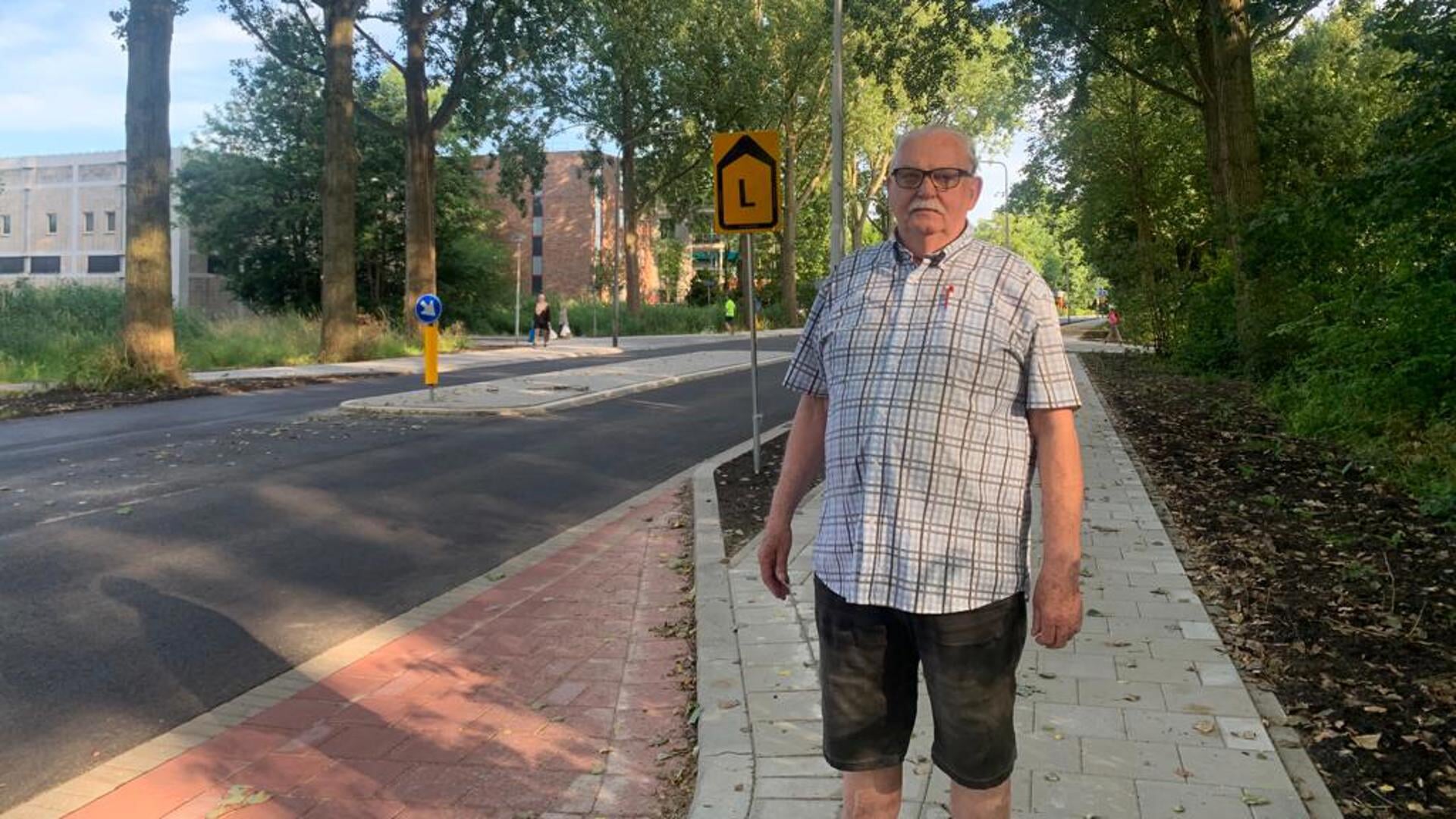 Bewoner Tom van der Valk maakt zich zorgen om de verkeersveiligheid op het heringerichte deel van de Ridder van Catsweg. Hier buigt het fietspad de weg op. 